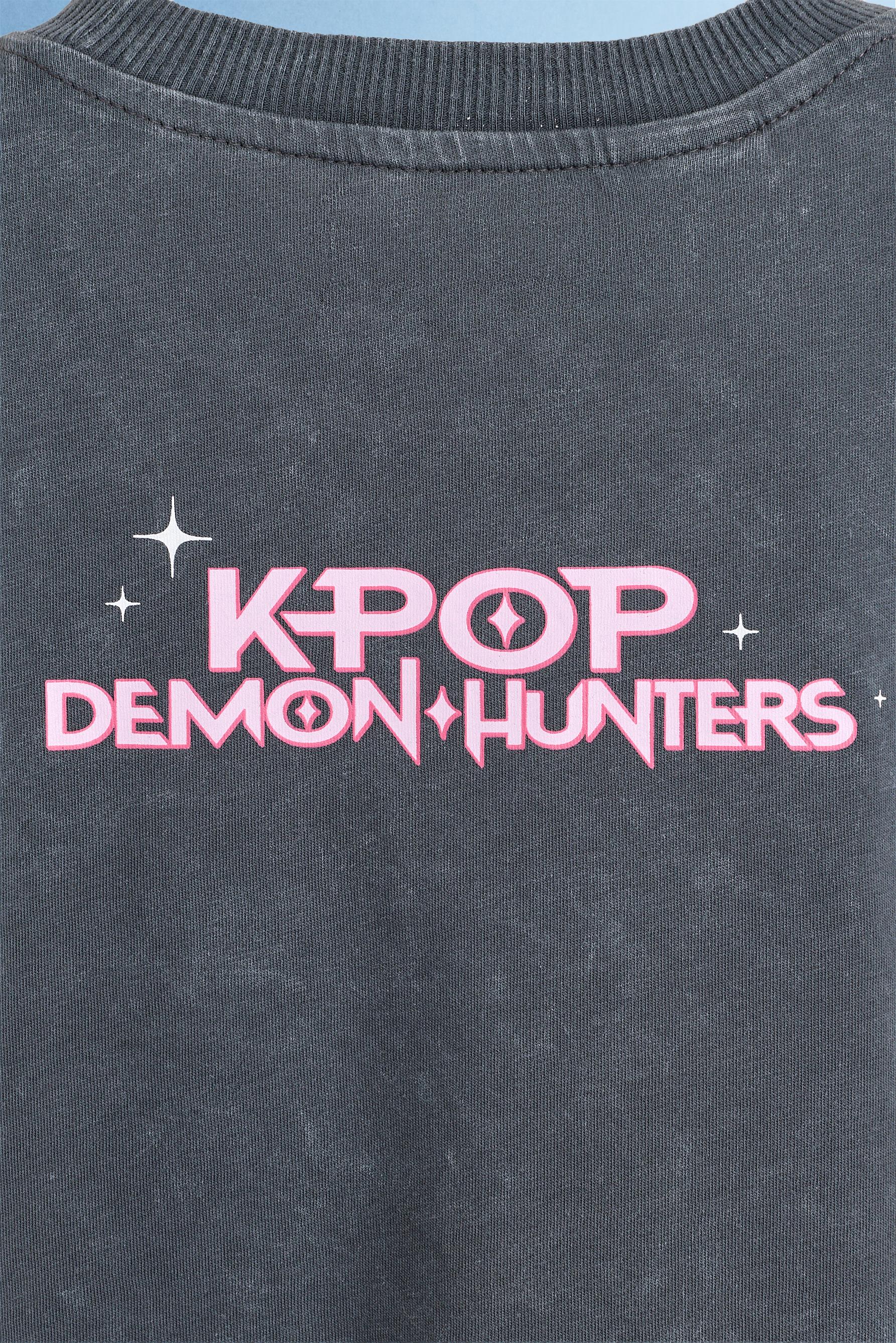 Huntrix K-Pop Demon Hunters™/© Netflix back text T-shirt — ANTHRACITE GREY