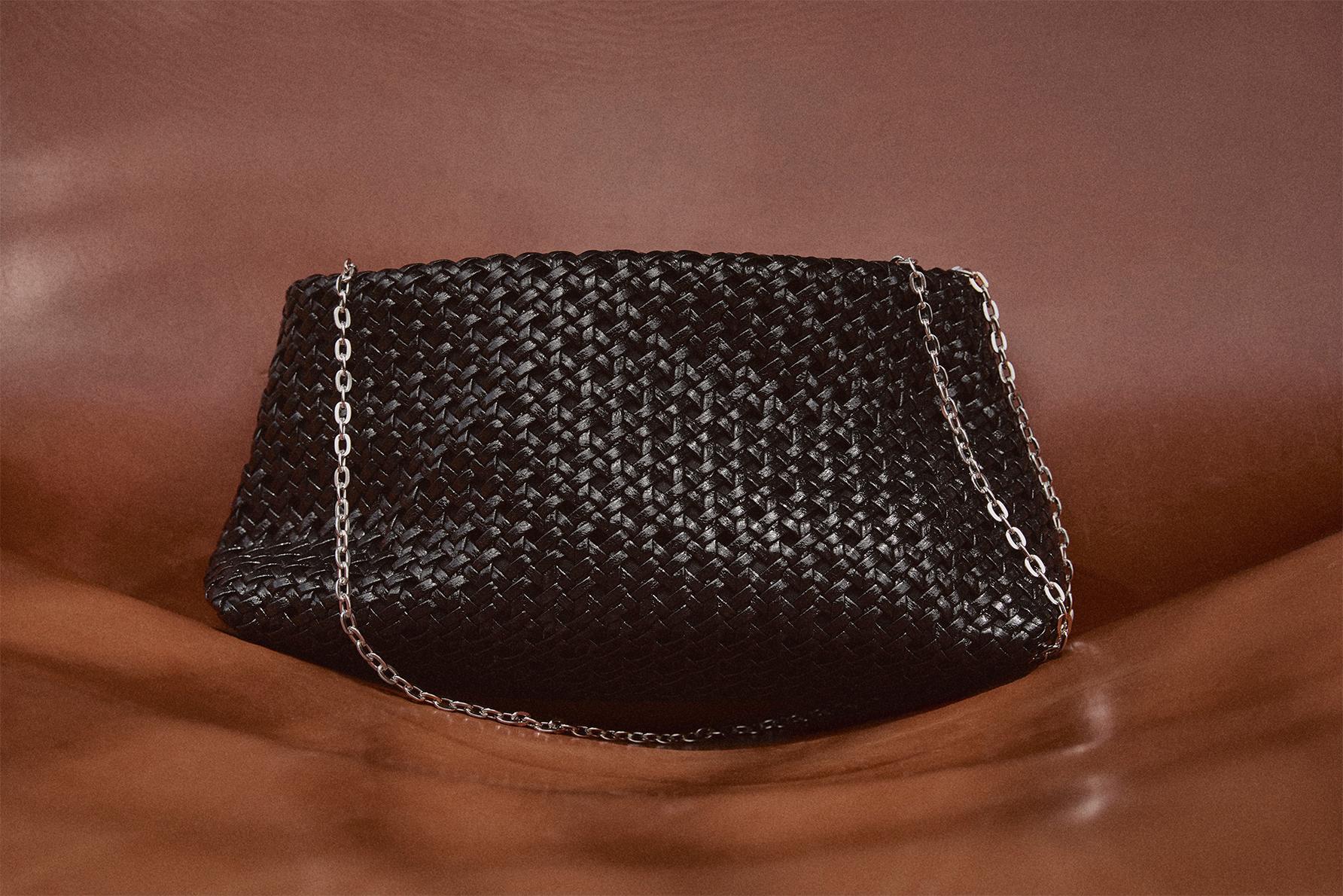 Woven clutch bag — BLACK