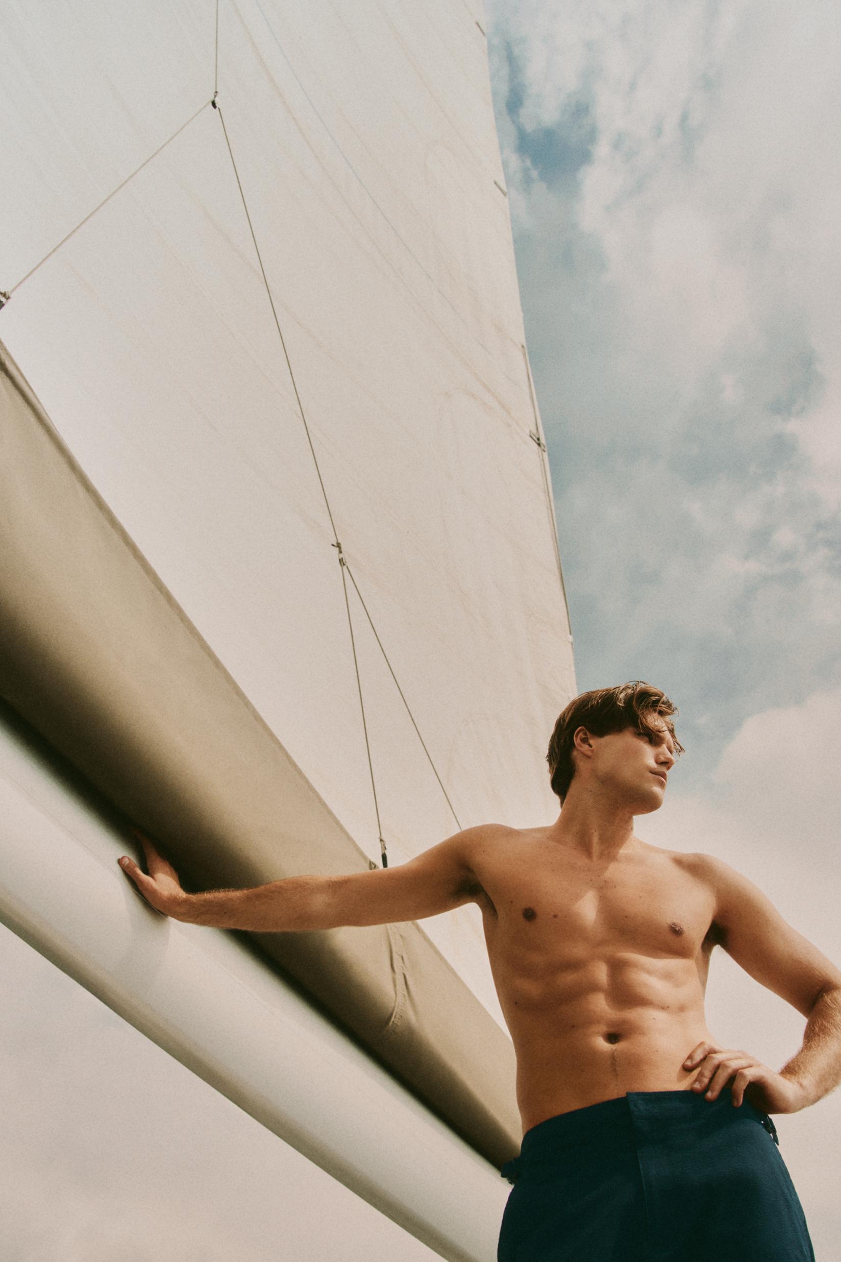 Short swim trunks with buckles — NAVY