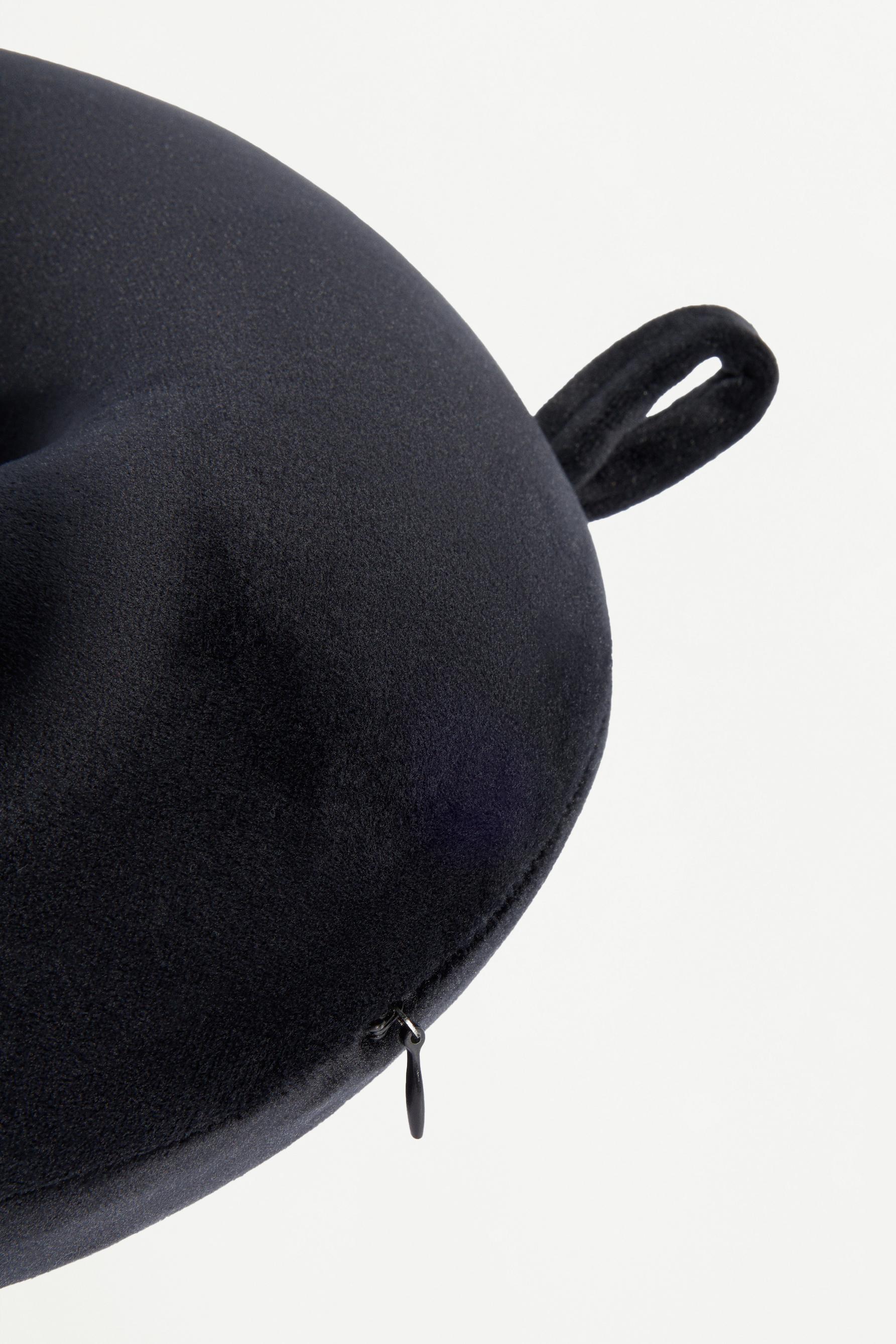 Travel cushion — BLACK