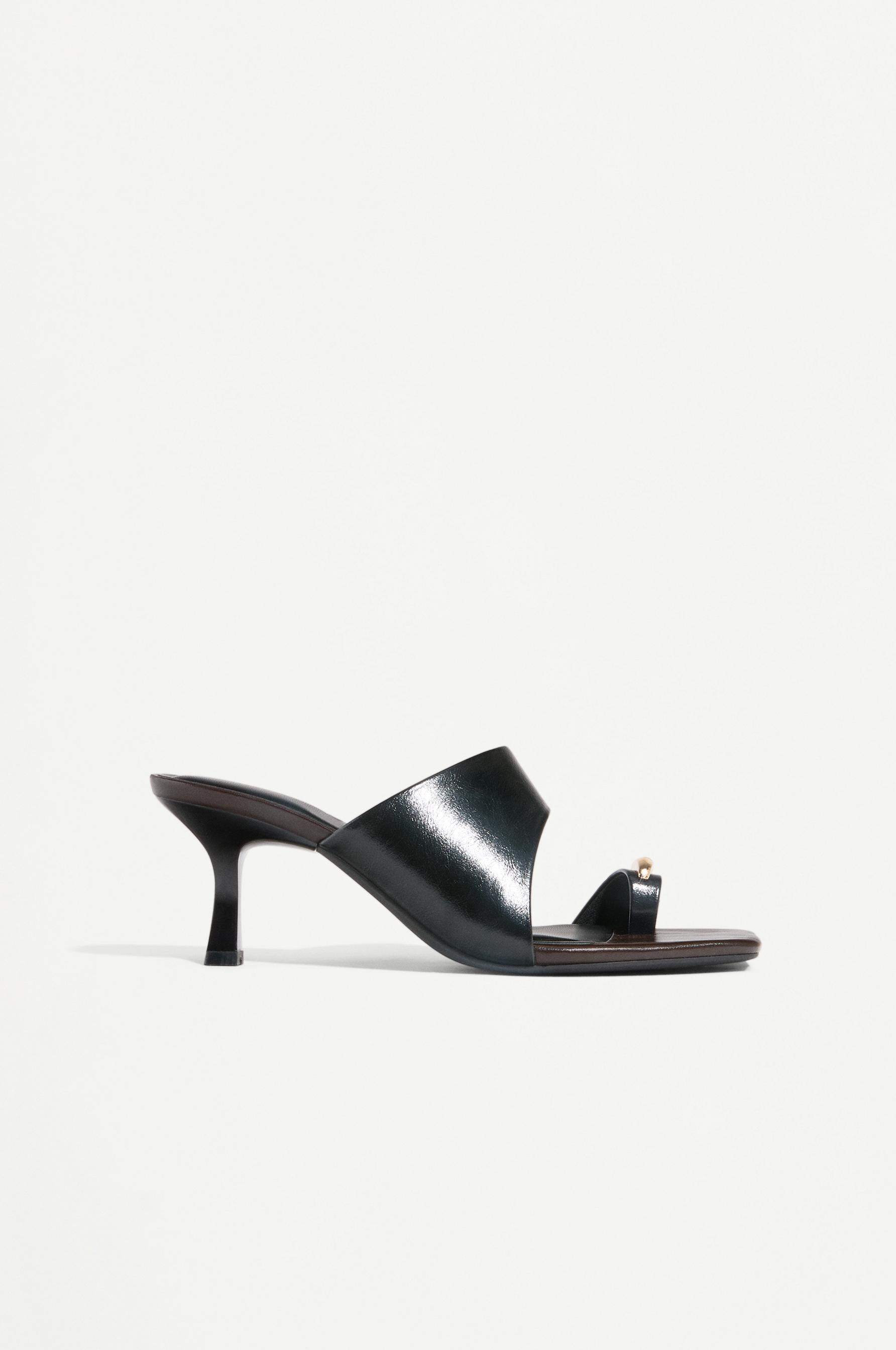 Sandalia tacón detalle