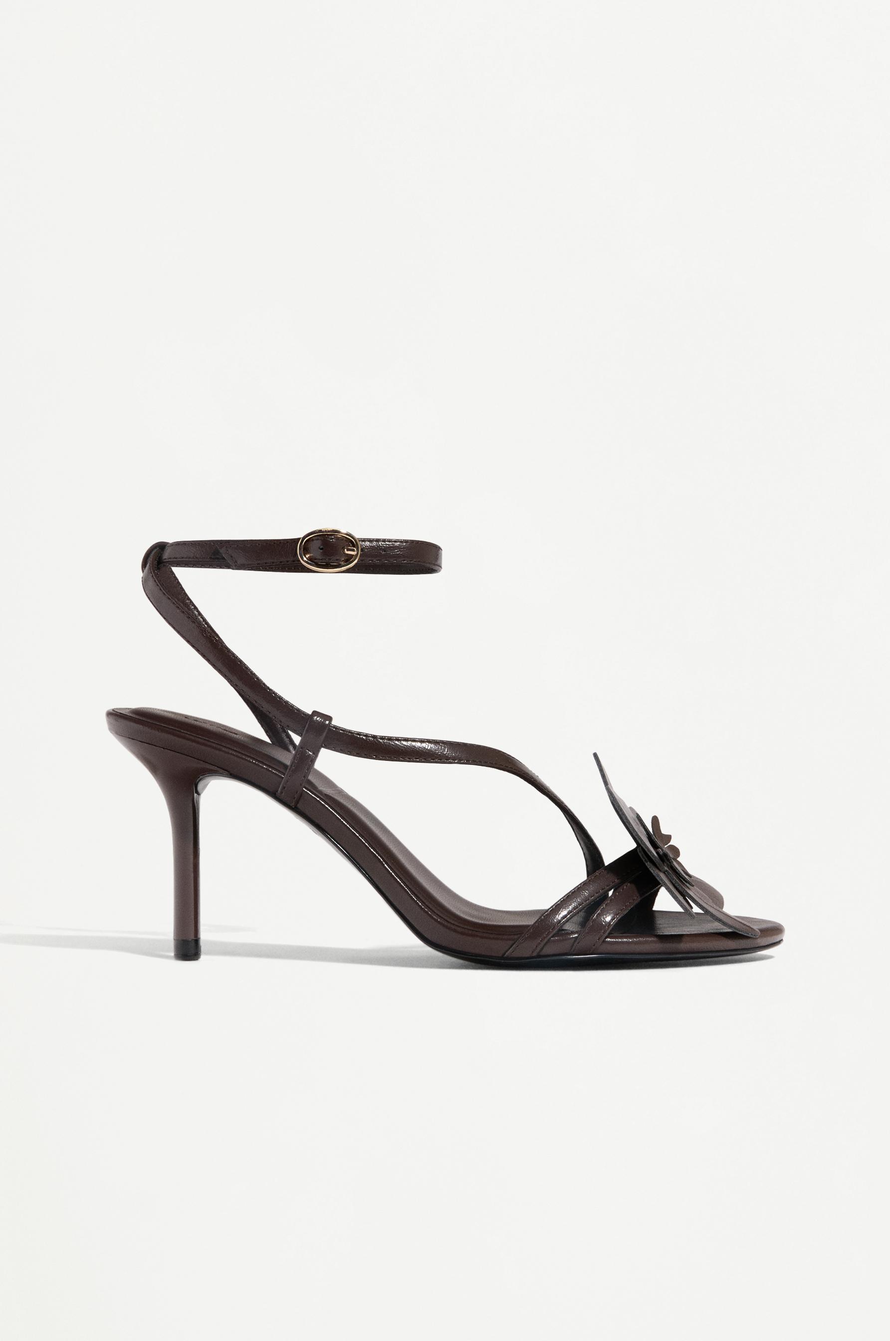 Sandalia tacón flor