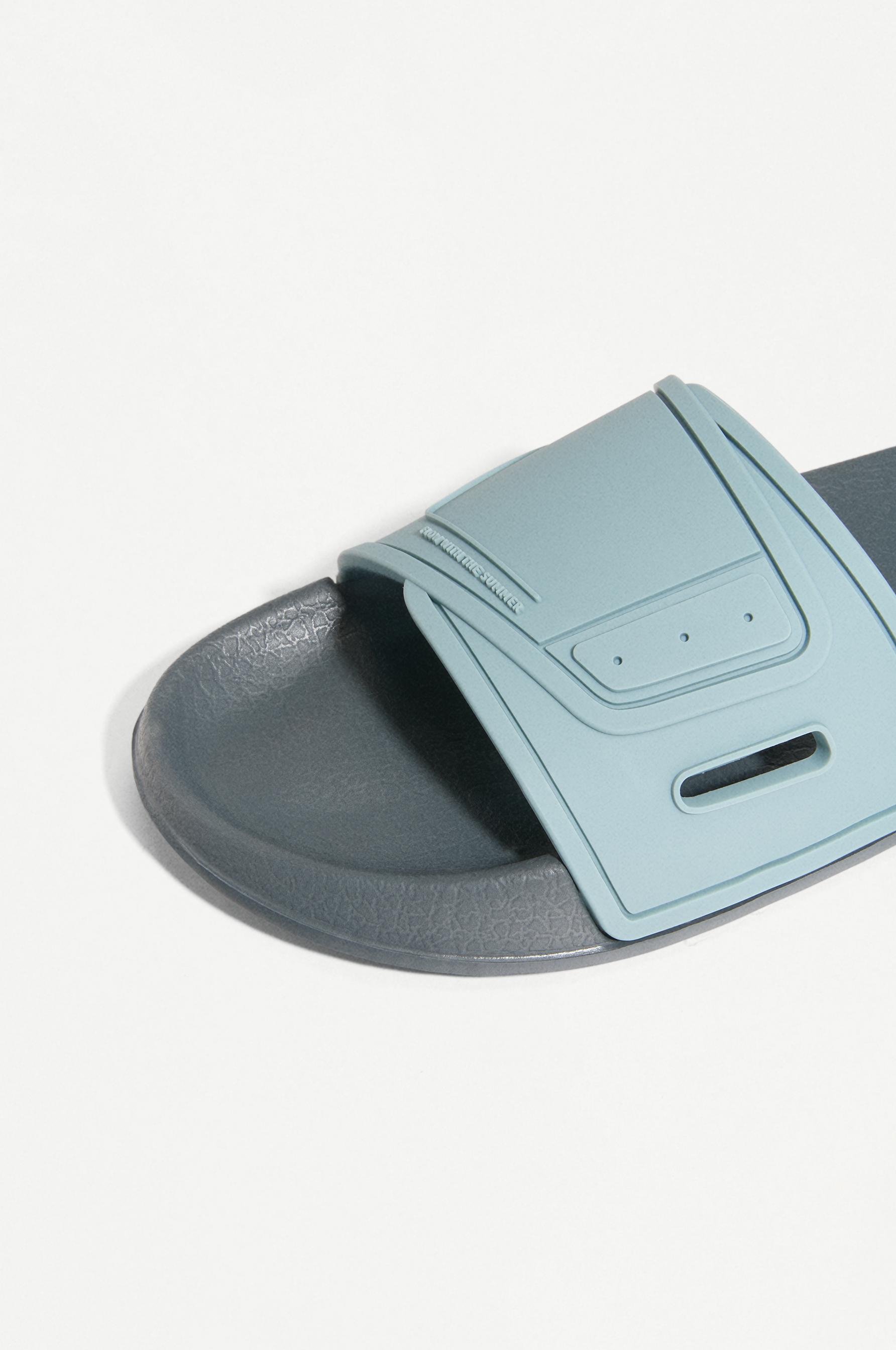 POOL SLIPPERS — GREY