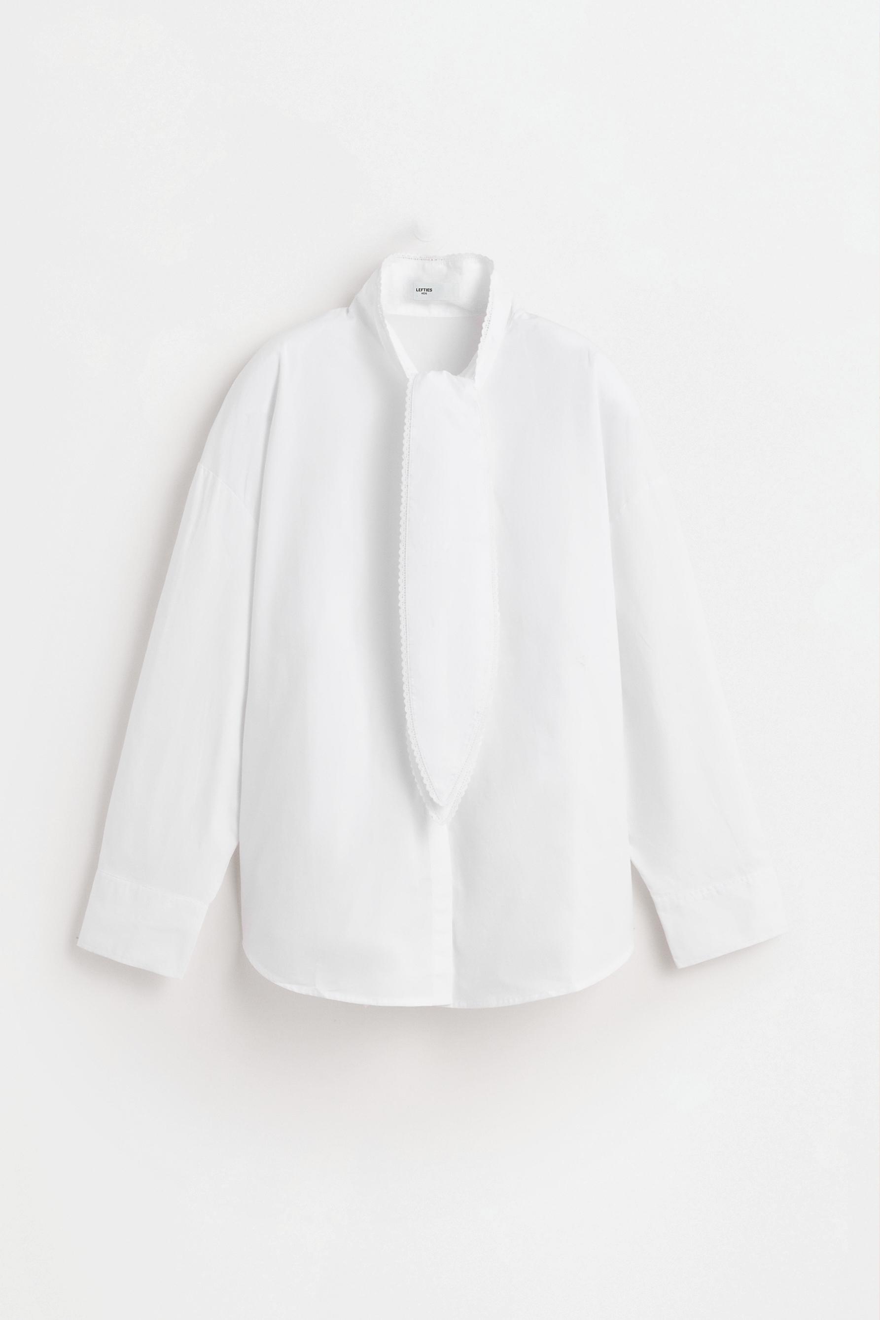 Camisa con lazada y puntilla