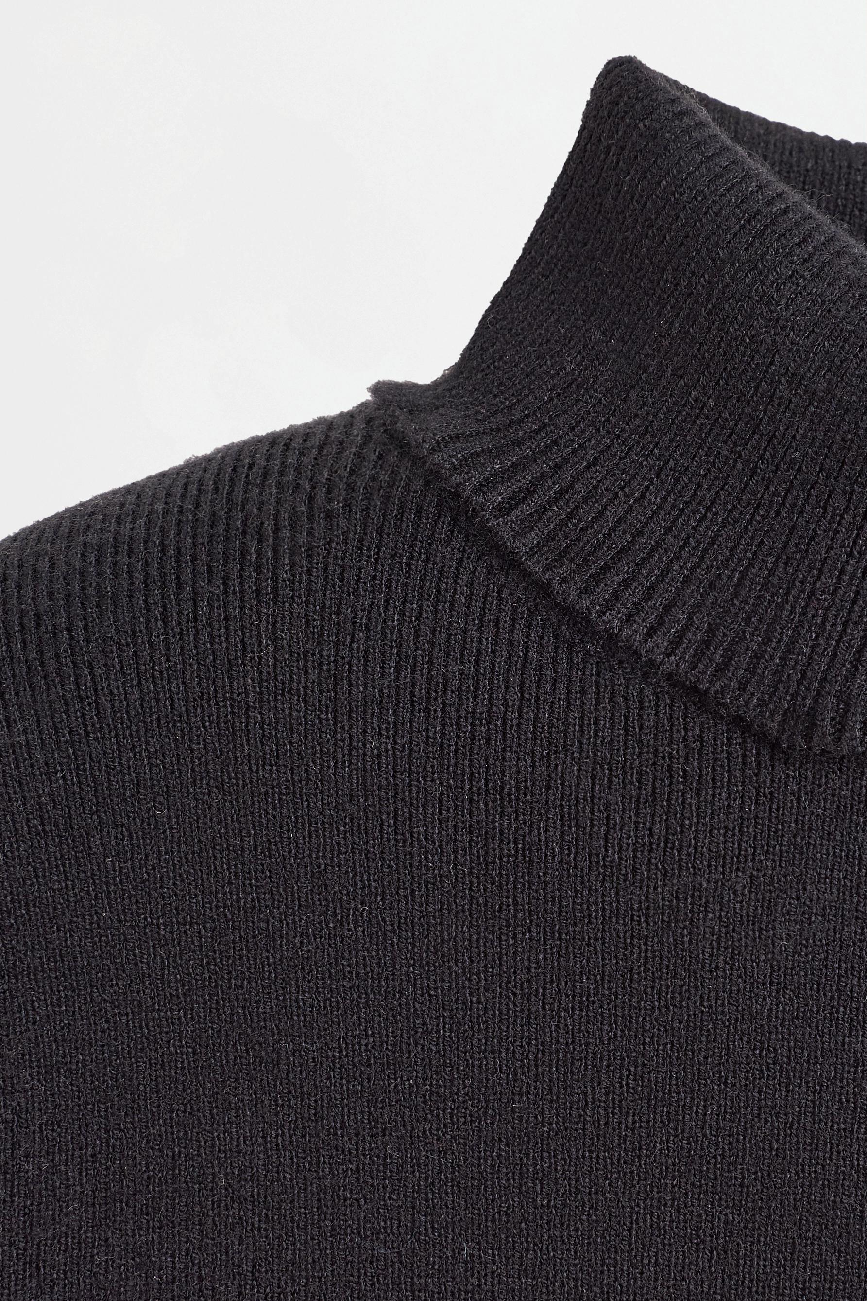 Roll neck sweater — BLACK