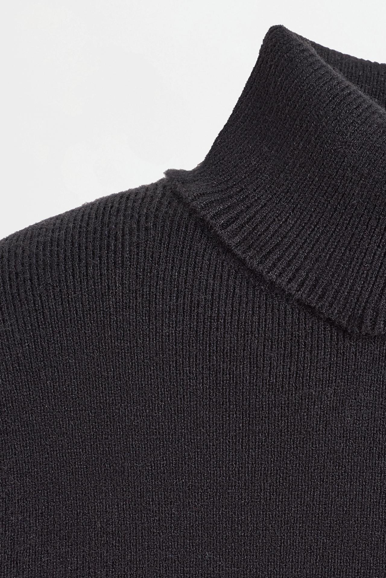 Roll neck sweater — BLACK