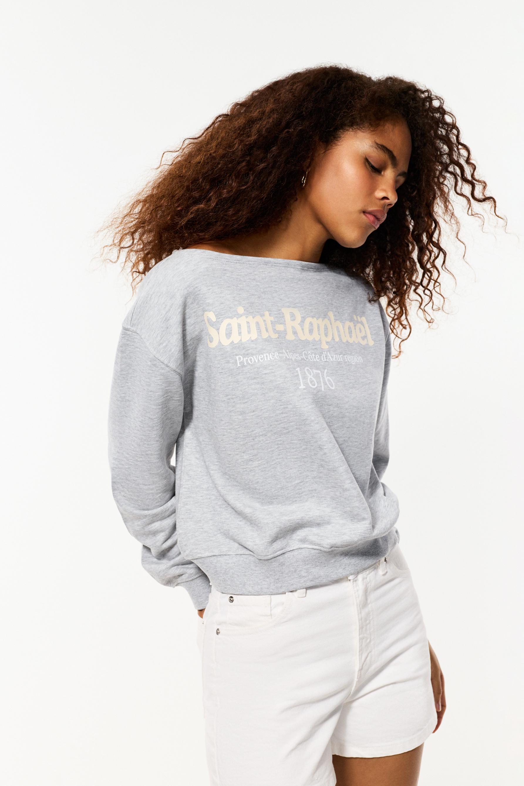 Sudadera off shoulder estampada