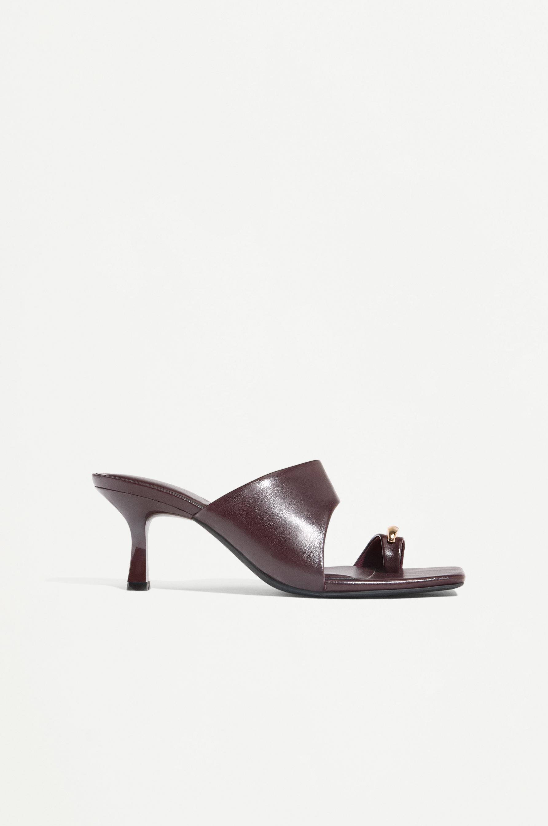 Sandalia tacón detalle