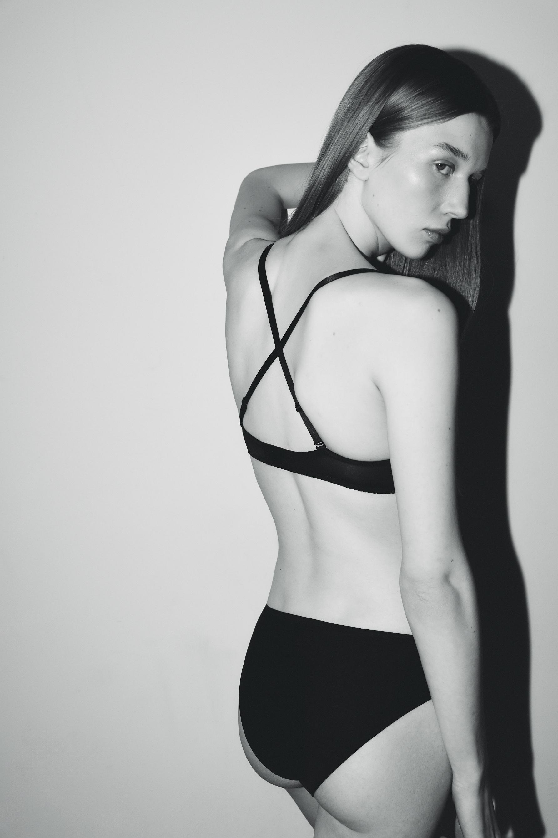 Microfibre pre-shaped bra — BLACK