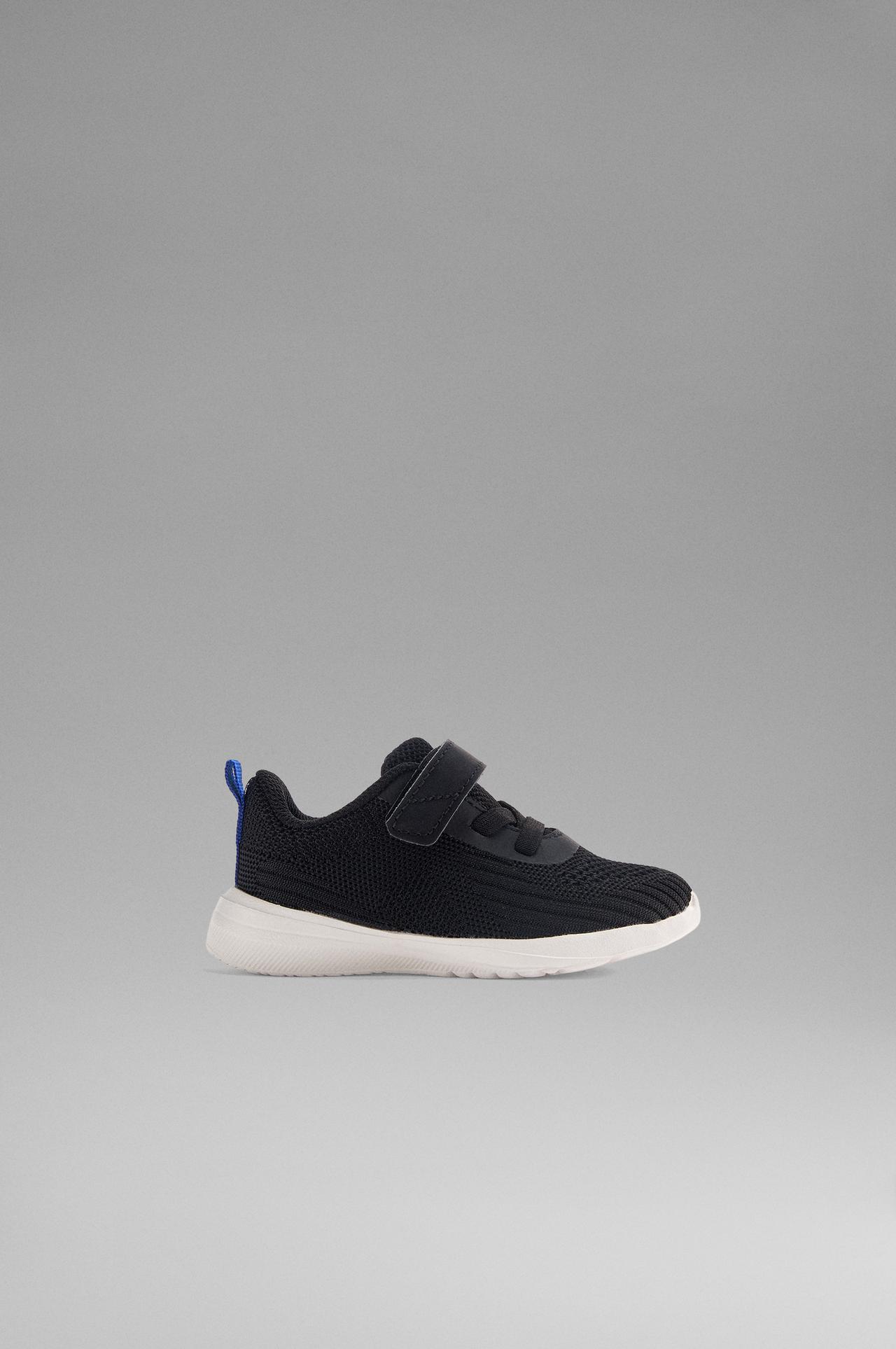 Minimalist sports shoe — BLACK