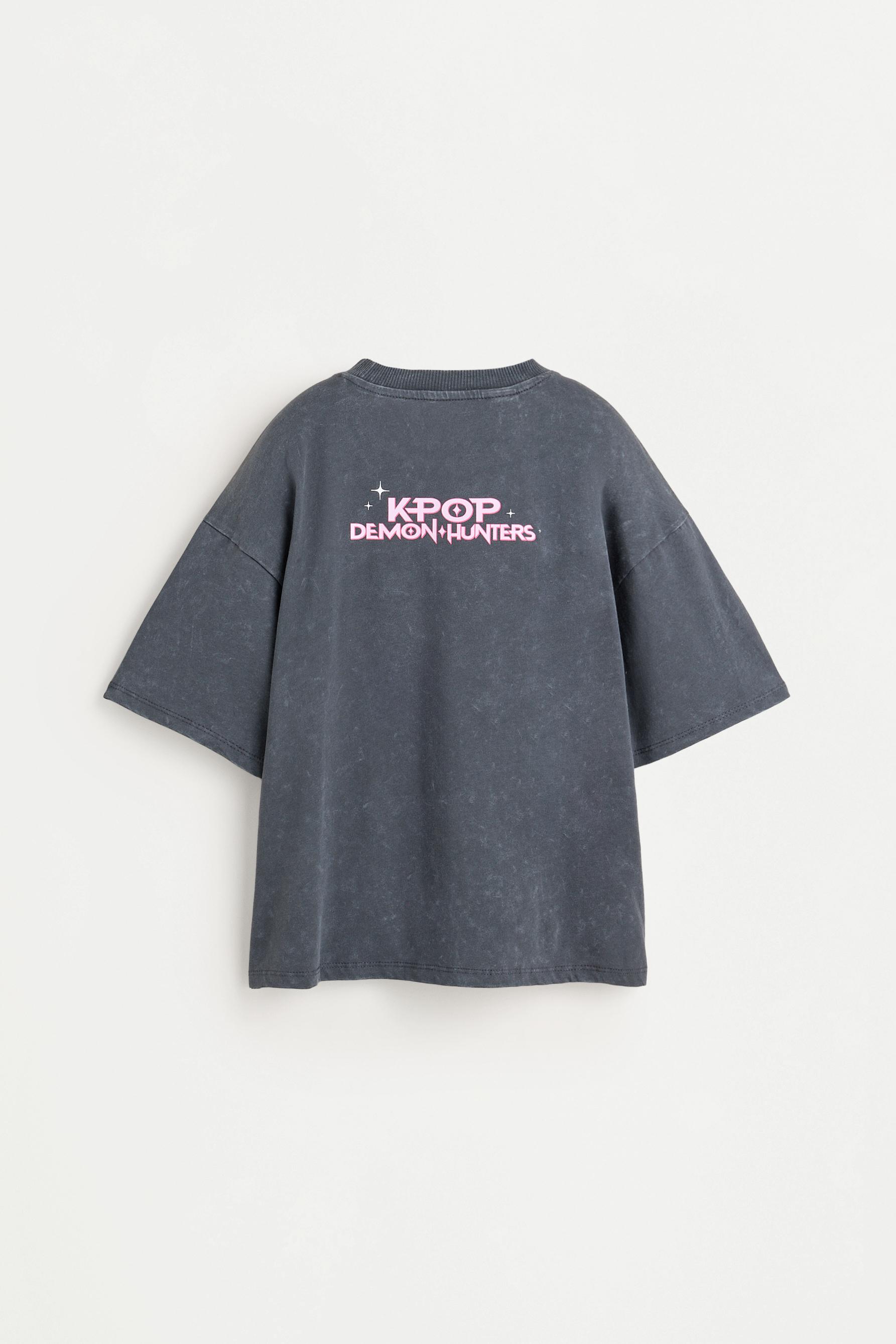 Huntrix K-Pop Demon Hunters™/© Netflix back text T-shirt — ANTHRACITE GREY