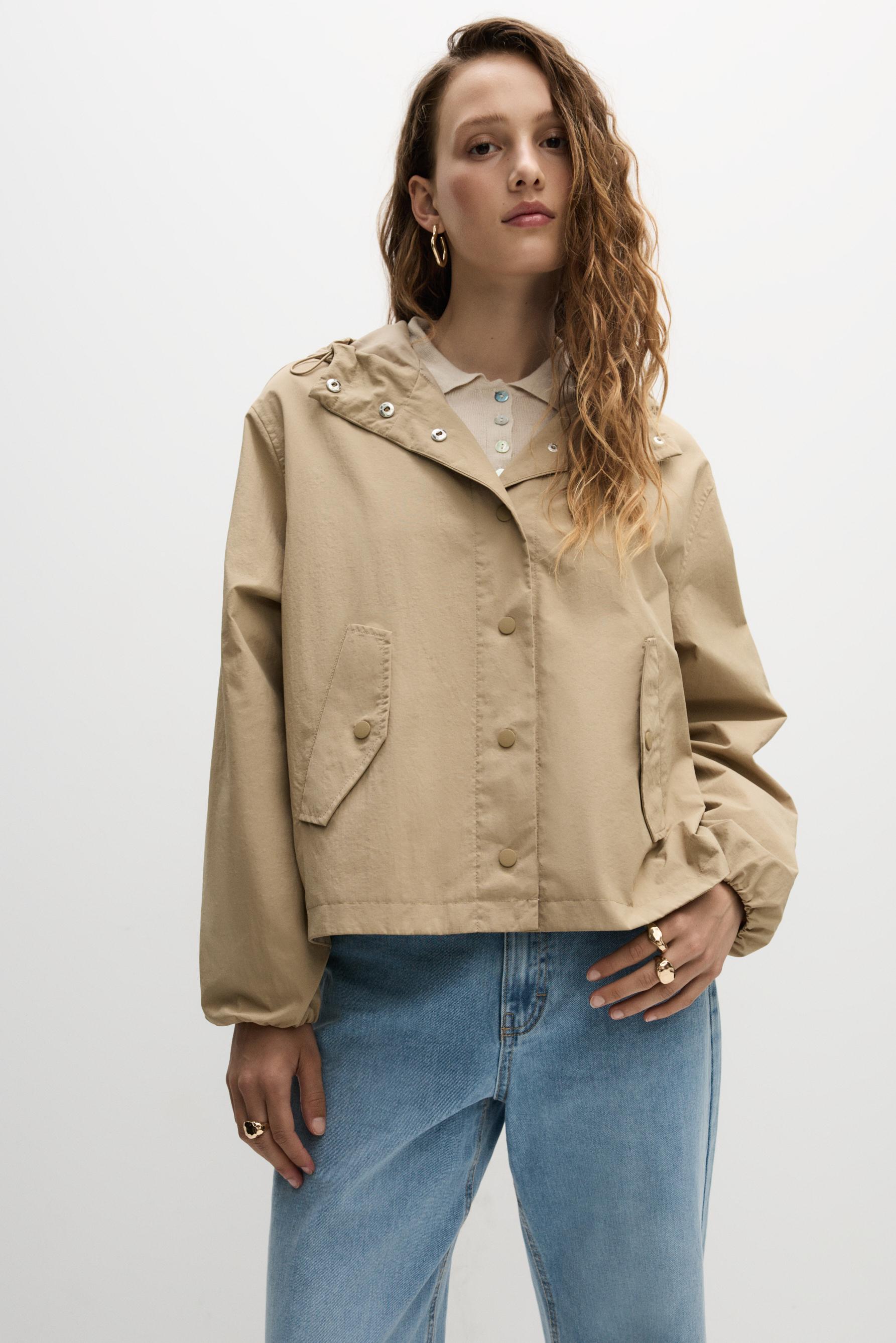 Cazadora corta capucha