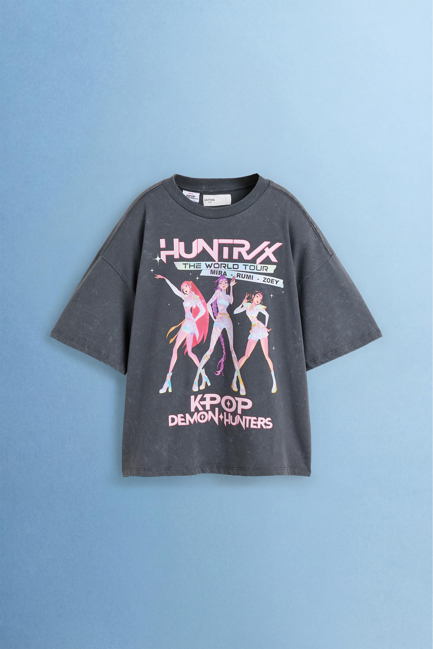 Huntrix K-Pop Demon Hunters™/© Netflix back text T-shirt — ANTHRACITE GREY