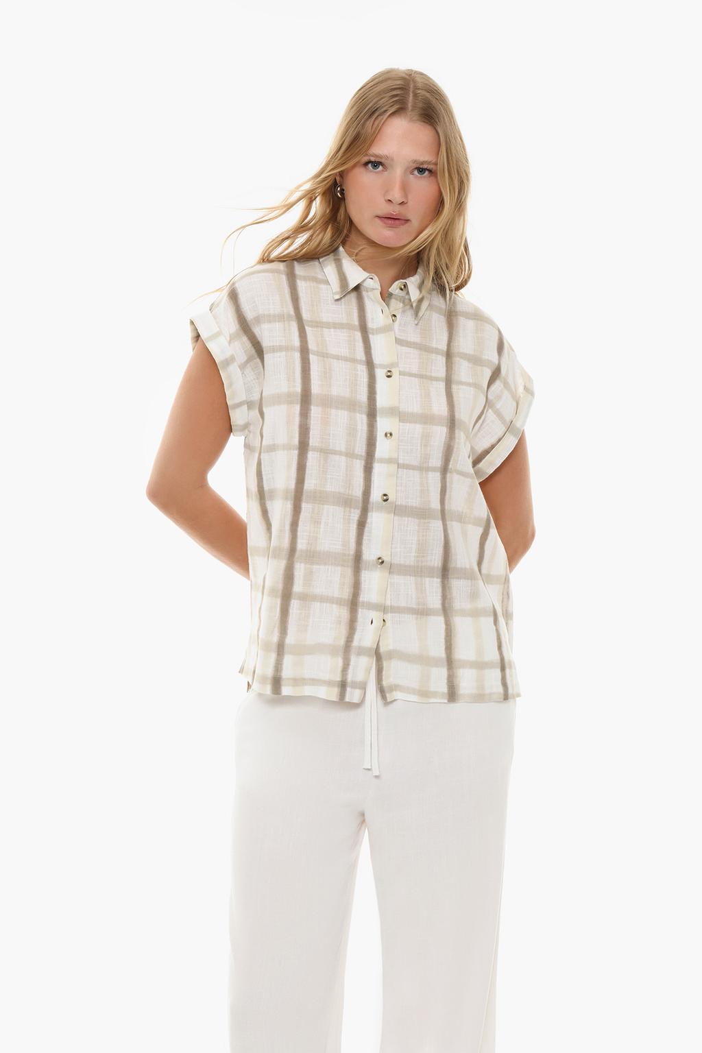 Sleeveless shirt with rolled-up trims