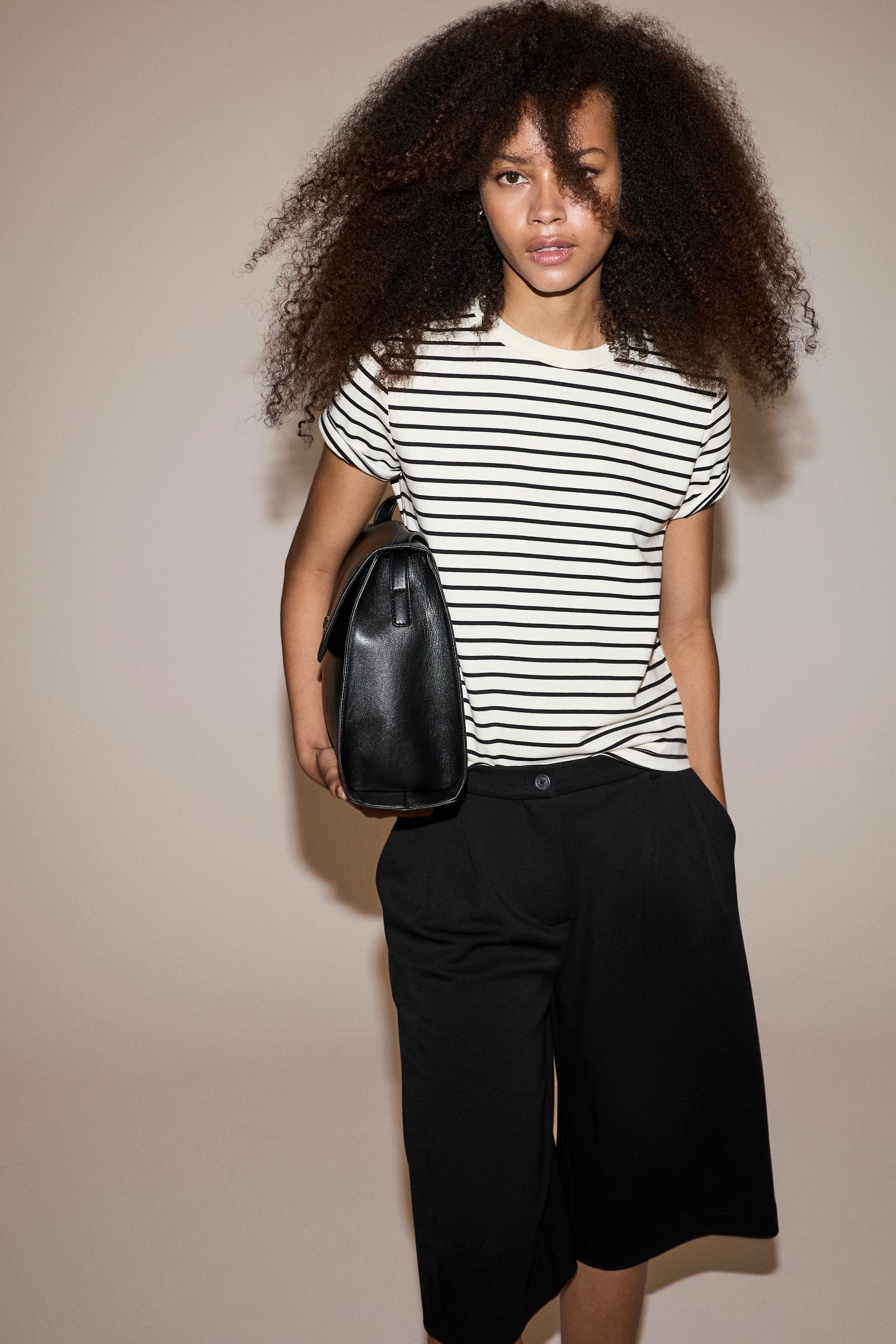 Flowing Bermuda shorts with pleats — BLACK