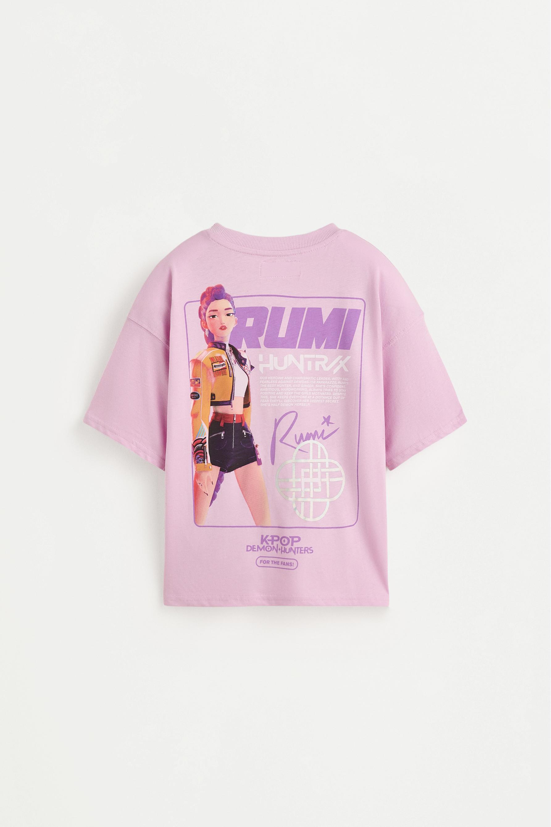 Rumi Huntrix K-Pop Demon Hunters™/© Netflix T-shirt — PALE LILAC
