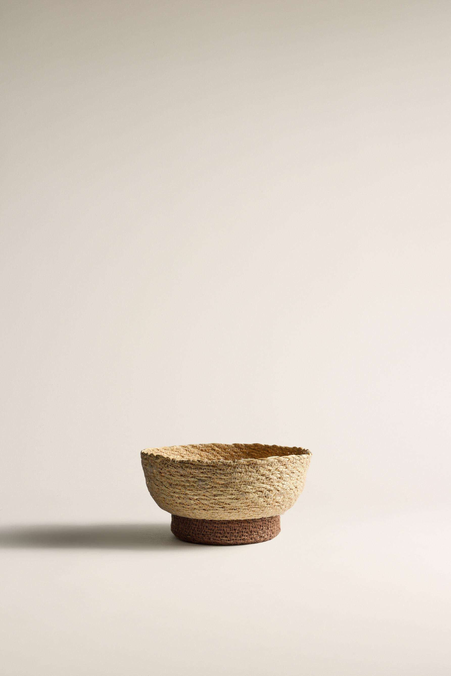 Cesta decorativa pequeña base marrón