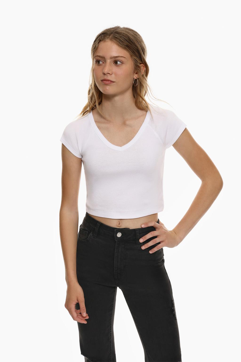 Camiseta cropped cuello pico