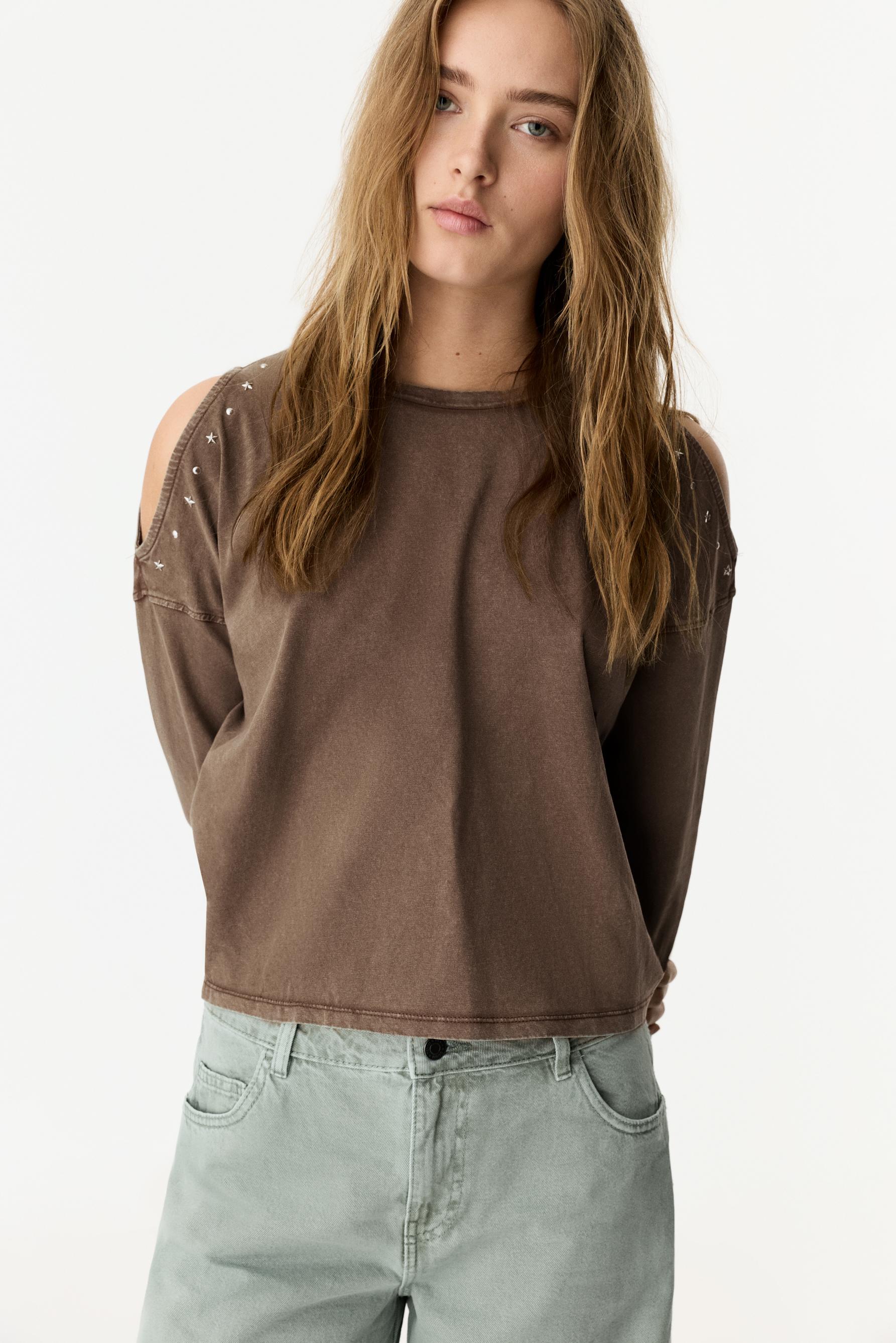 Camiseta cut out tachas efecto lavado