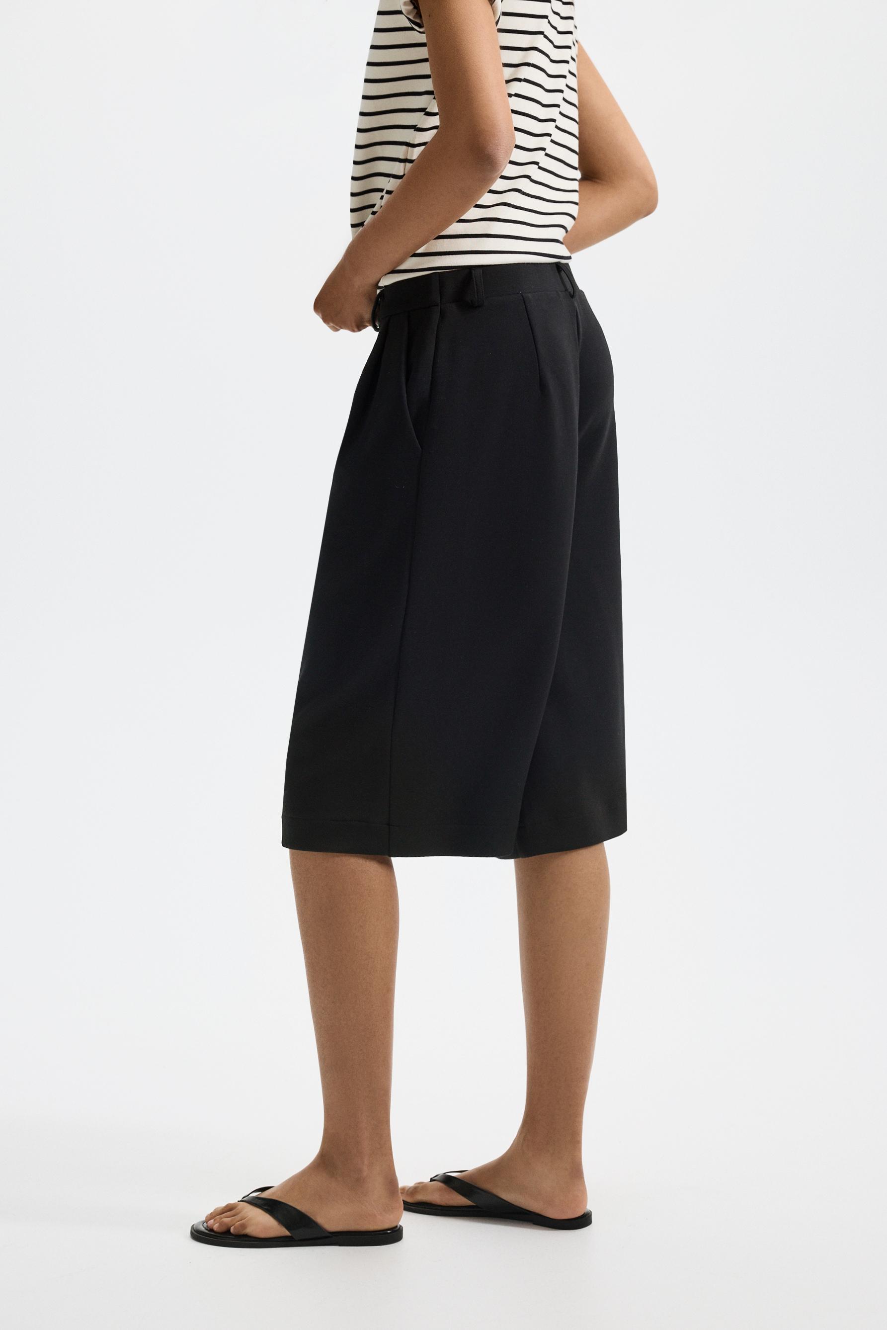 Flowing Bermuda shorts with pleats — BLACK