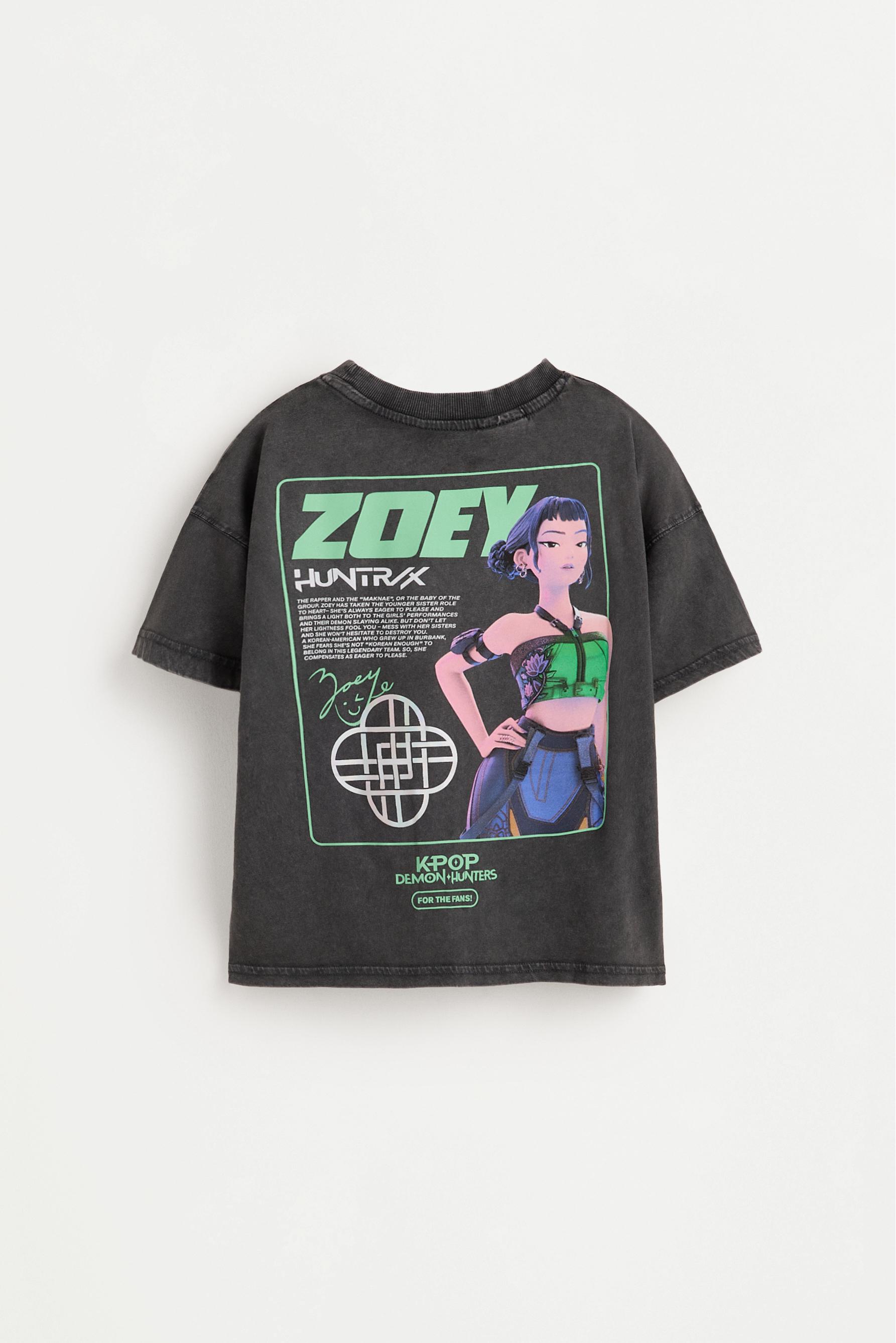 Zoey Huntrix K-Pop Demon Hunters™/© Netflix T-shirt — ANTHRACITE GREY