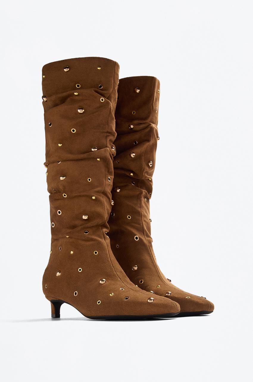 Bota tacón tachas efecto gamuza Botas y Botines ZAPATOS