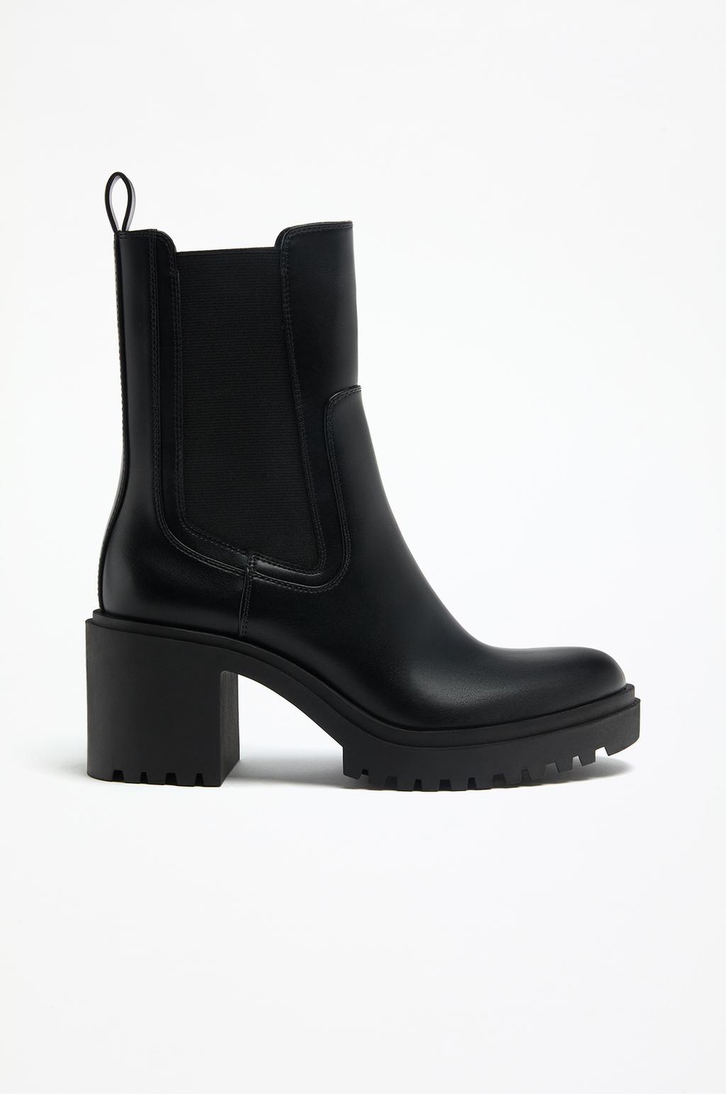 High-heel Chelsea boots