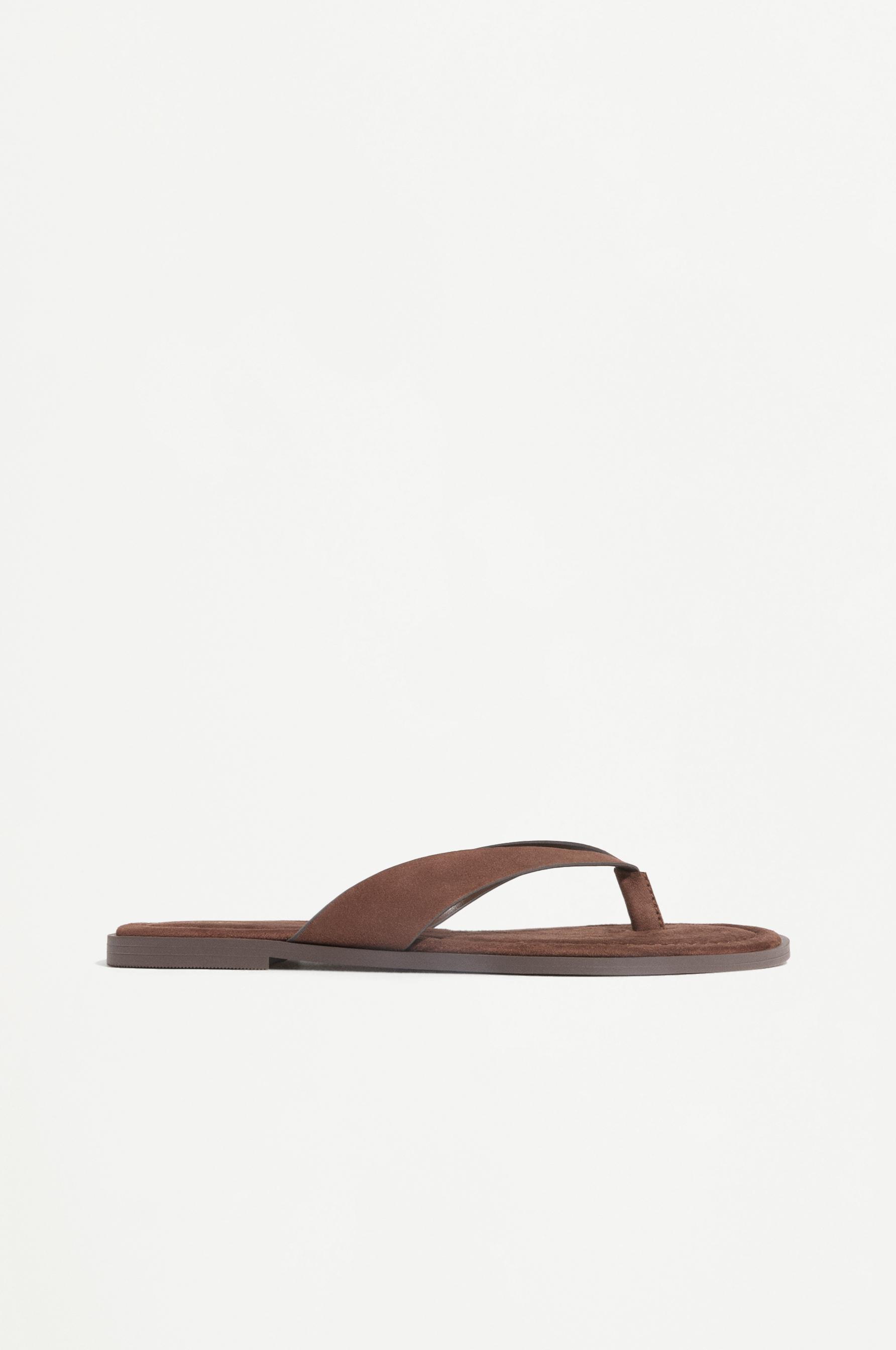 Flat toe-post sandals — BROWN