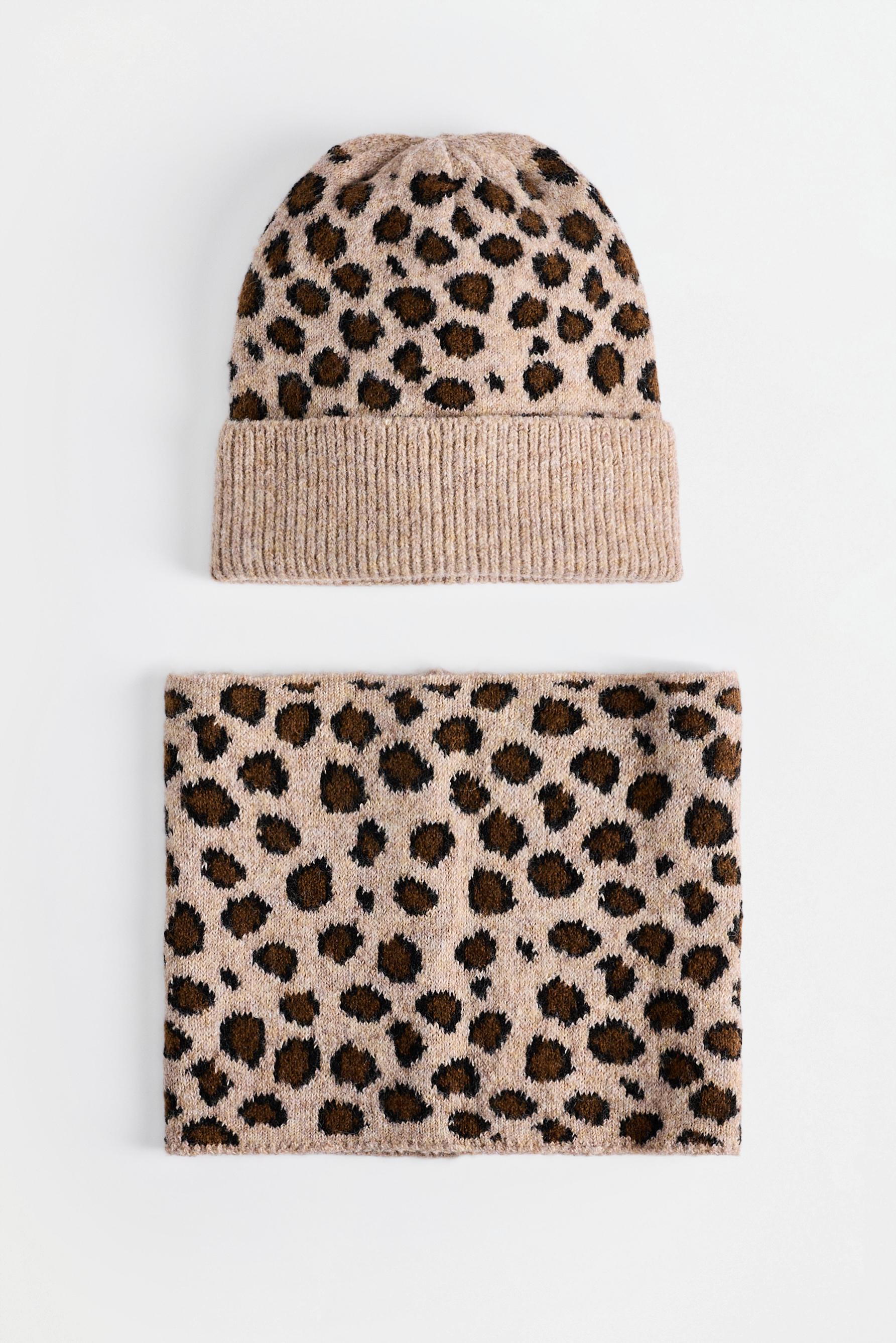 Set gorro y cuello animal print