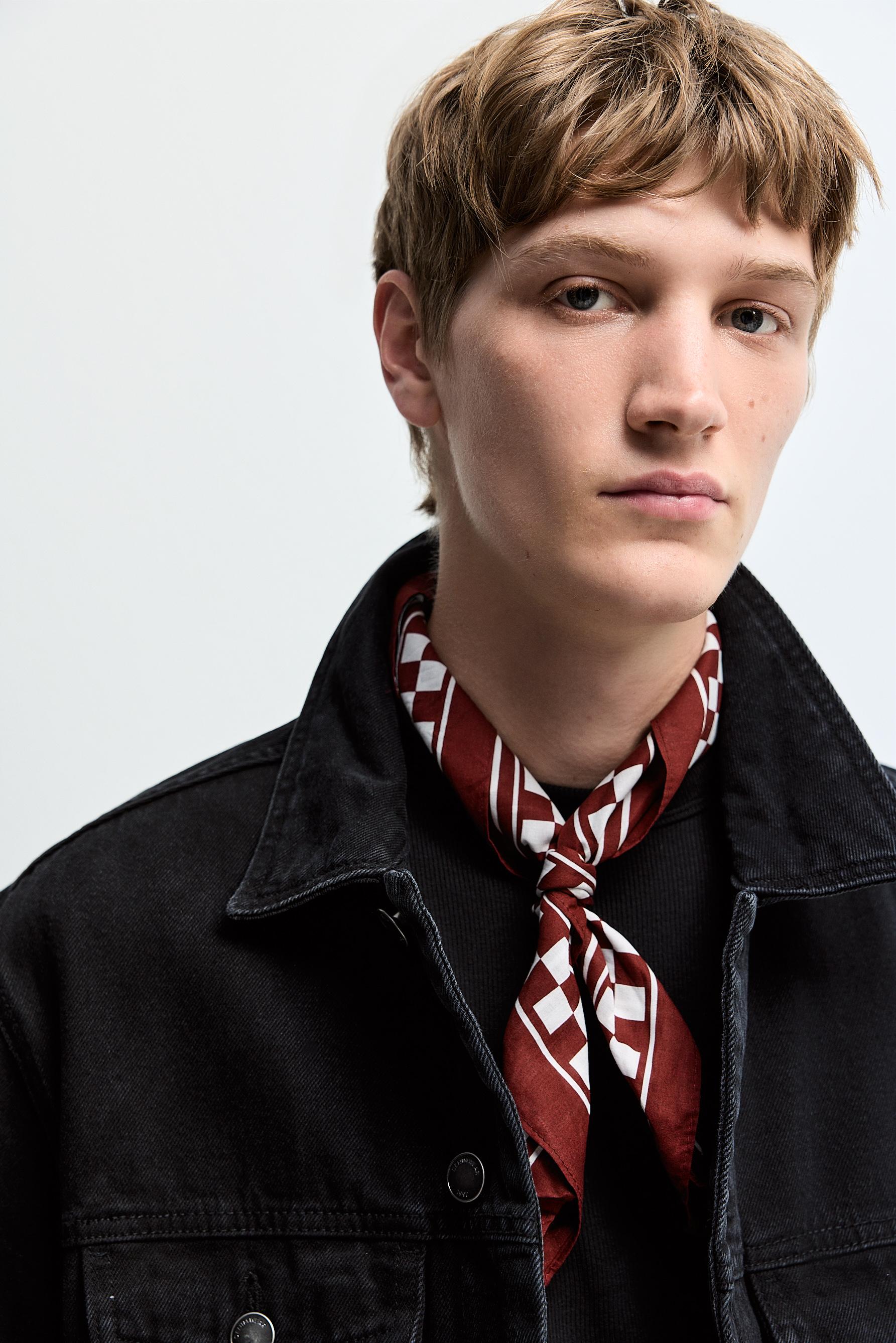 Pañuelo estampado texto