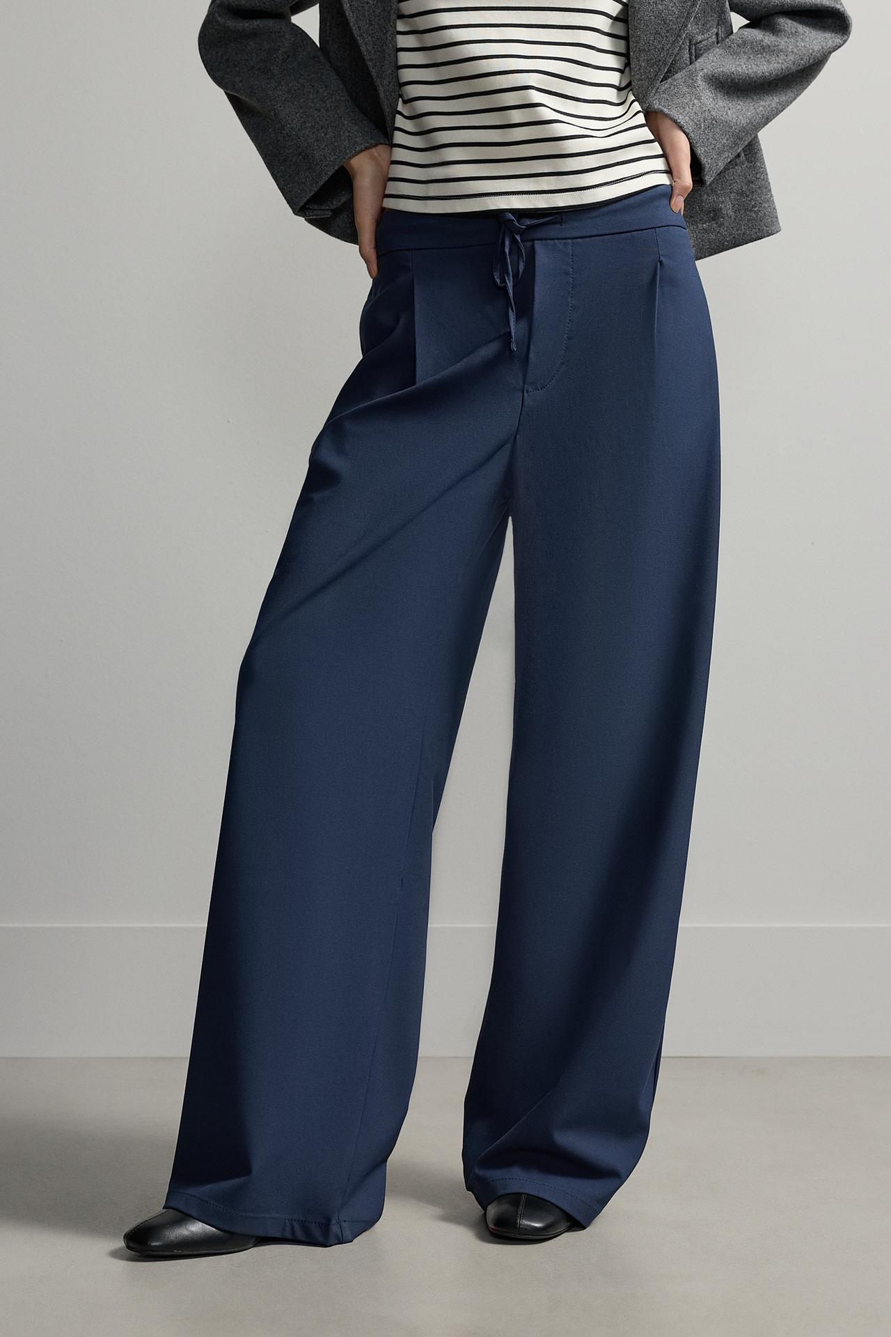 Basic straight trousers — NAVY