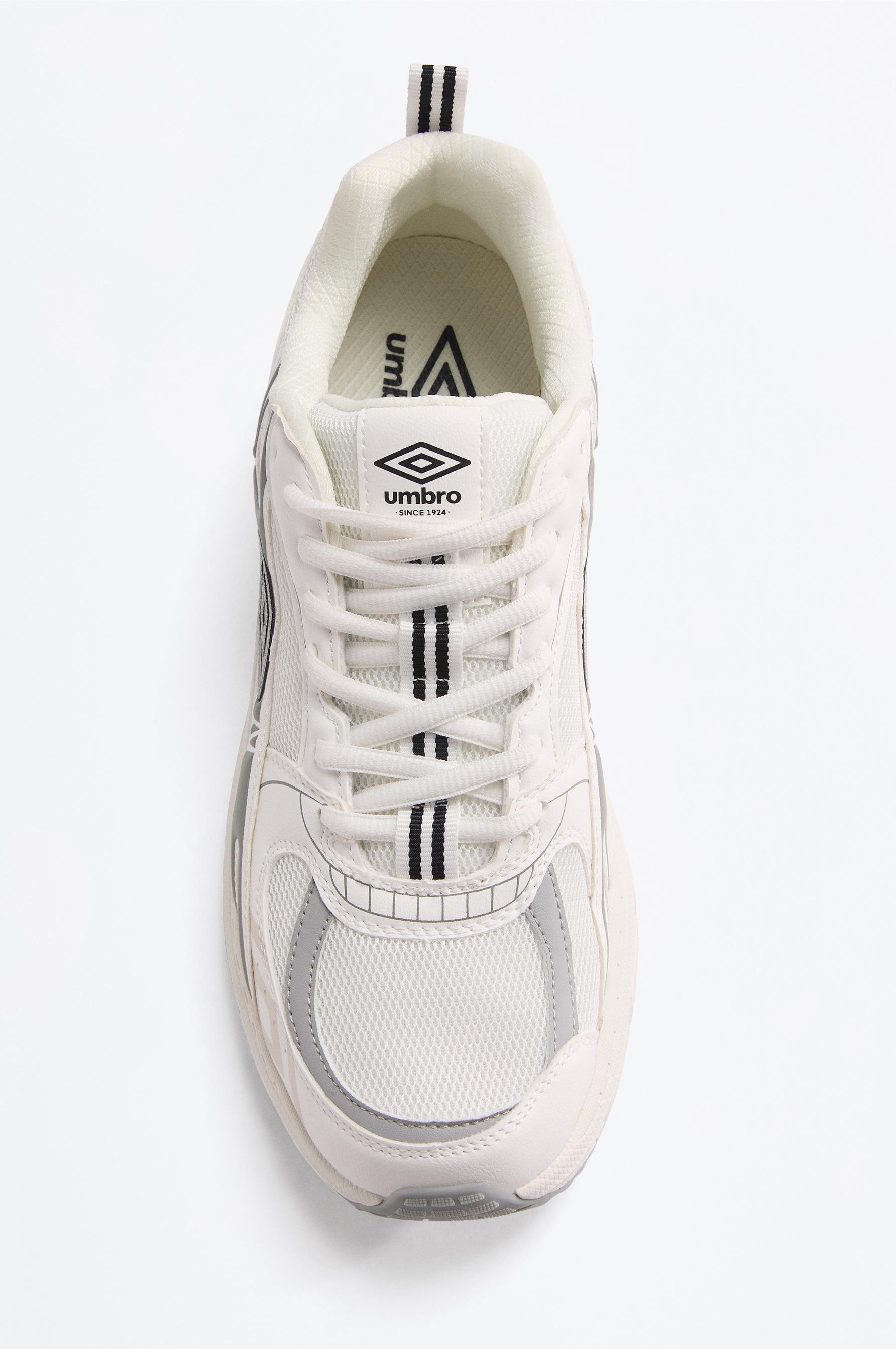 Umbro multi-piece gradient sports shoe — WHITE