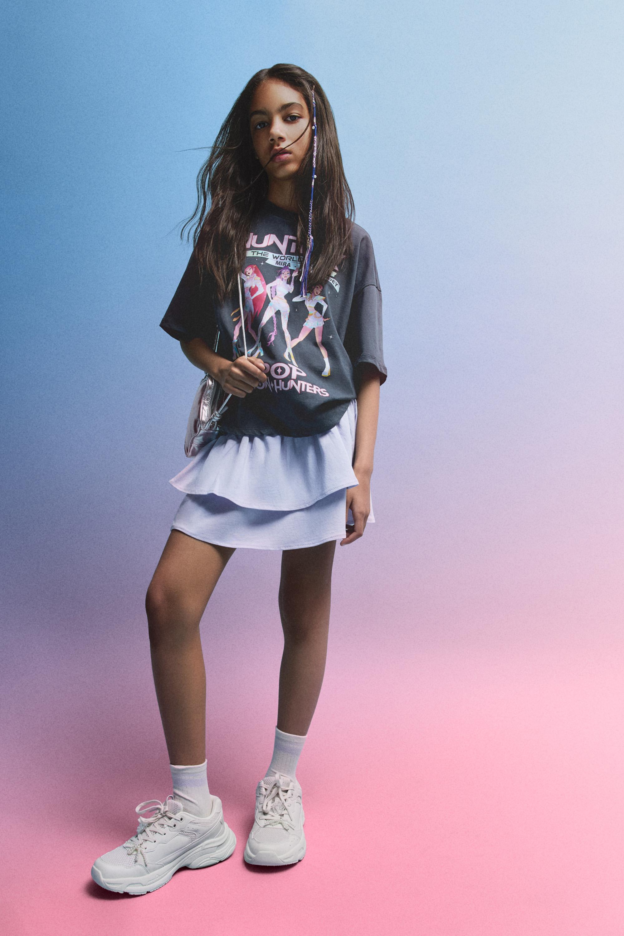 Huntrix K-Pop Demon Hunters™/© Netflix back text T-shirt — ANTHRACITE GREY
