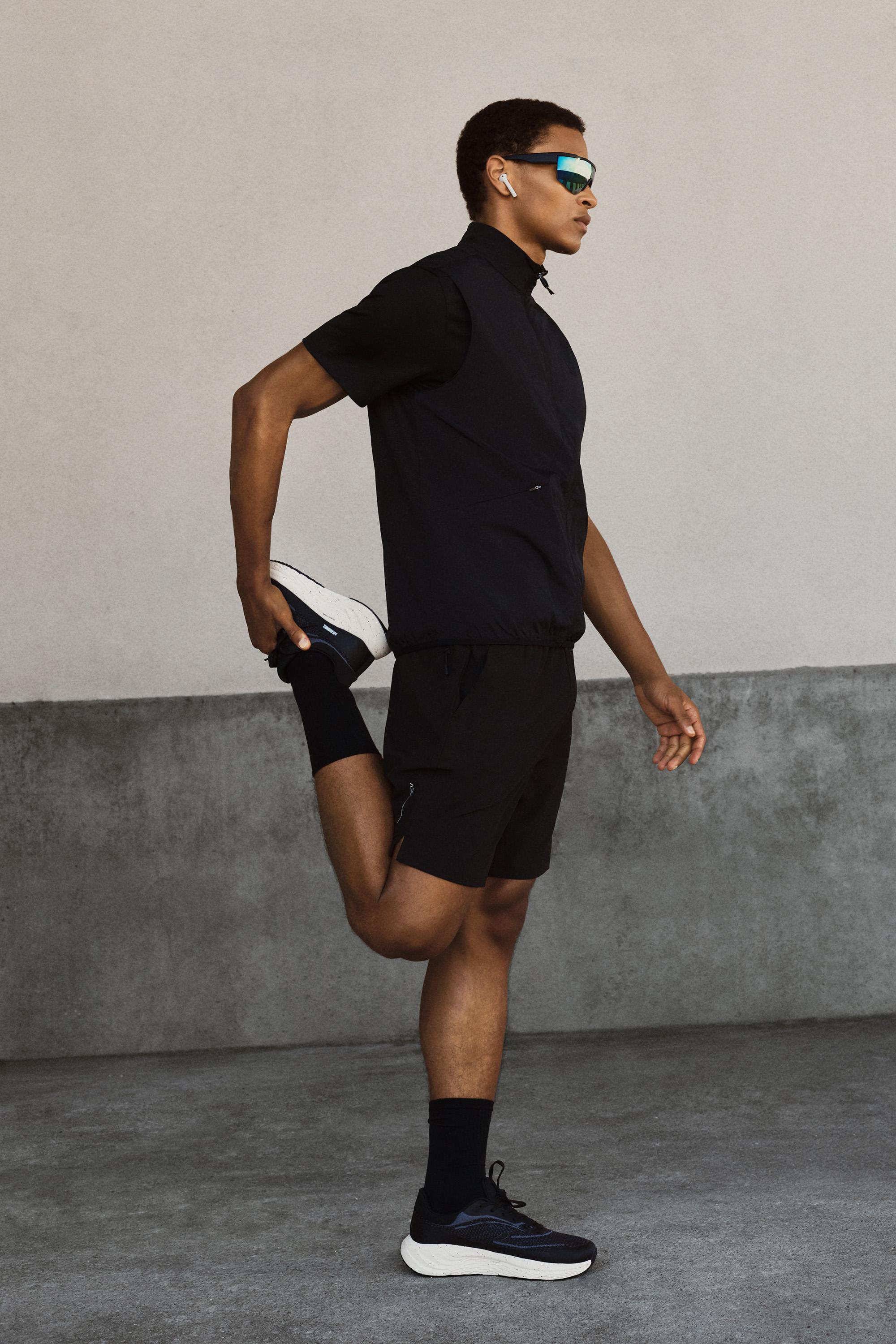 Stretch Bermuda sports shorts — BLACK