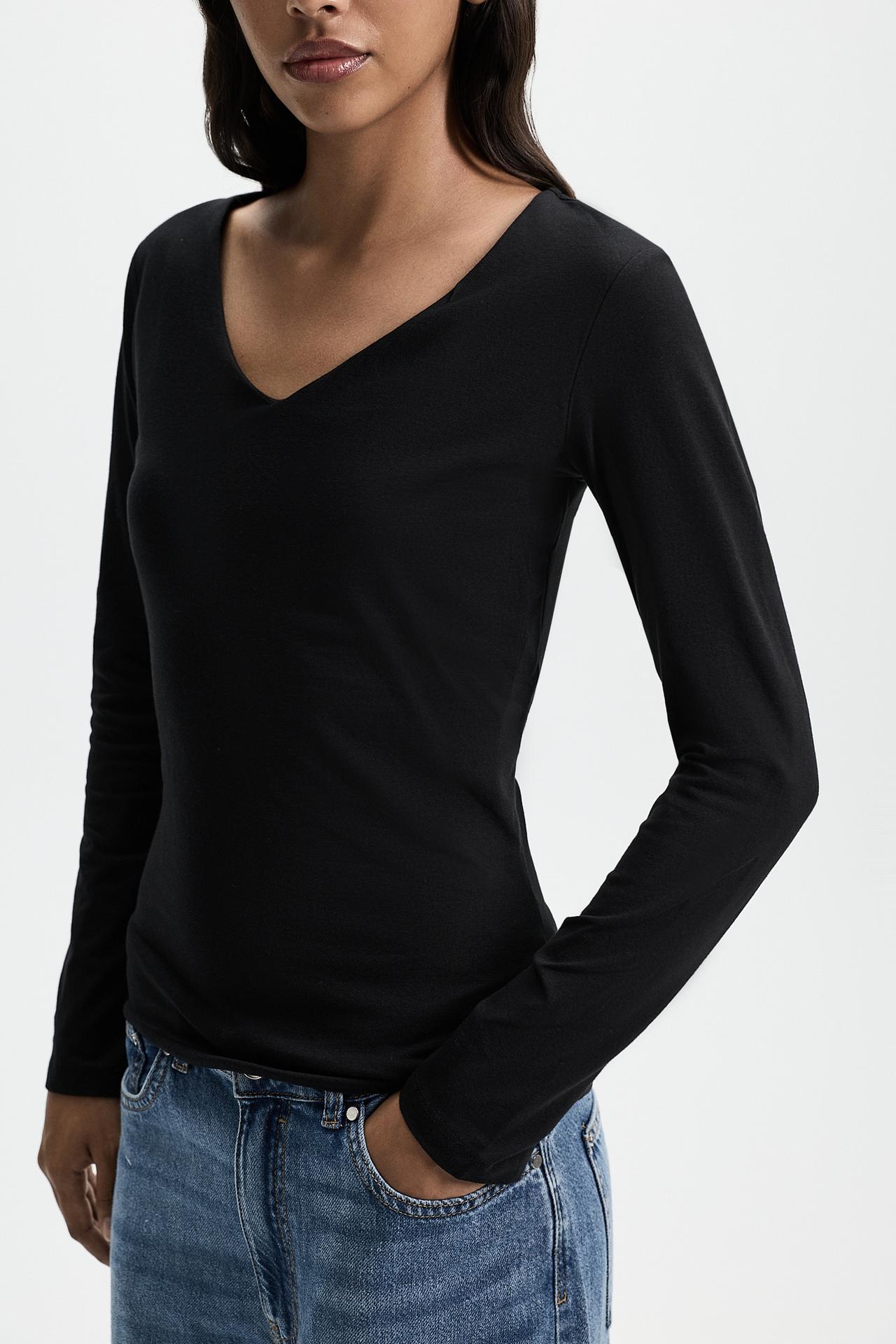 Long sleeve V-neck T-shirt — BLACK