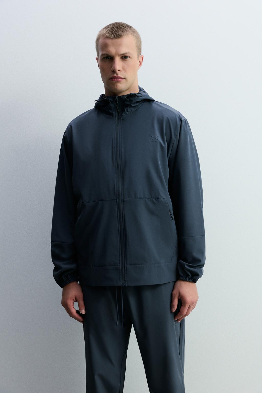 Sports jacket with zip