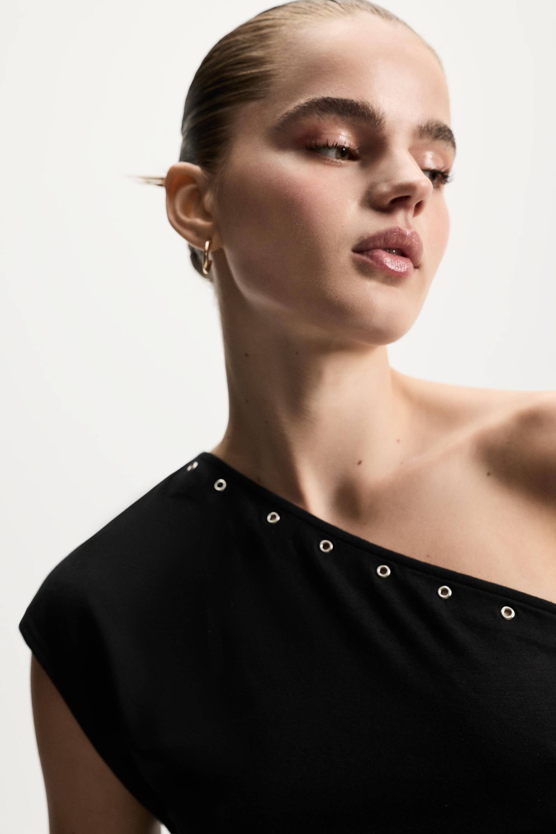 Asymmetric grommet top — BLACK