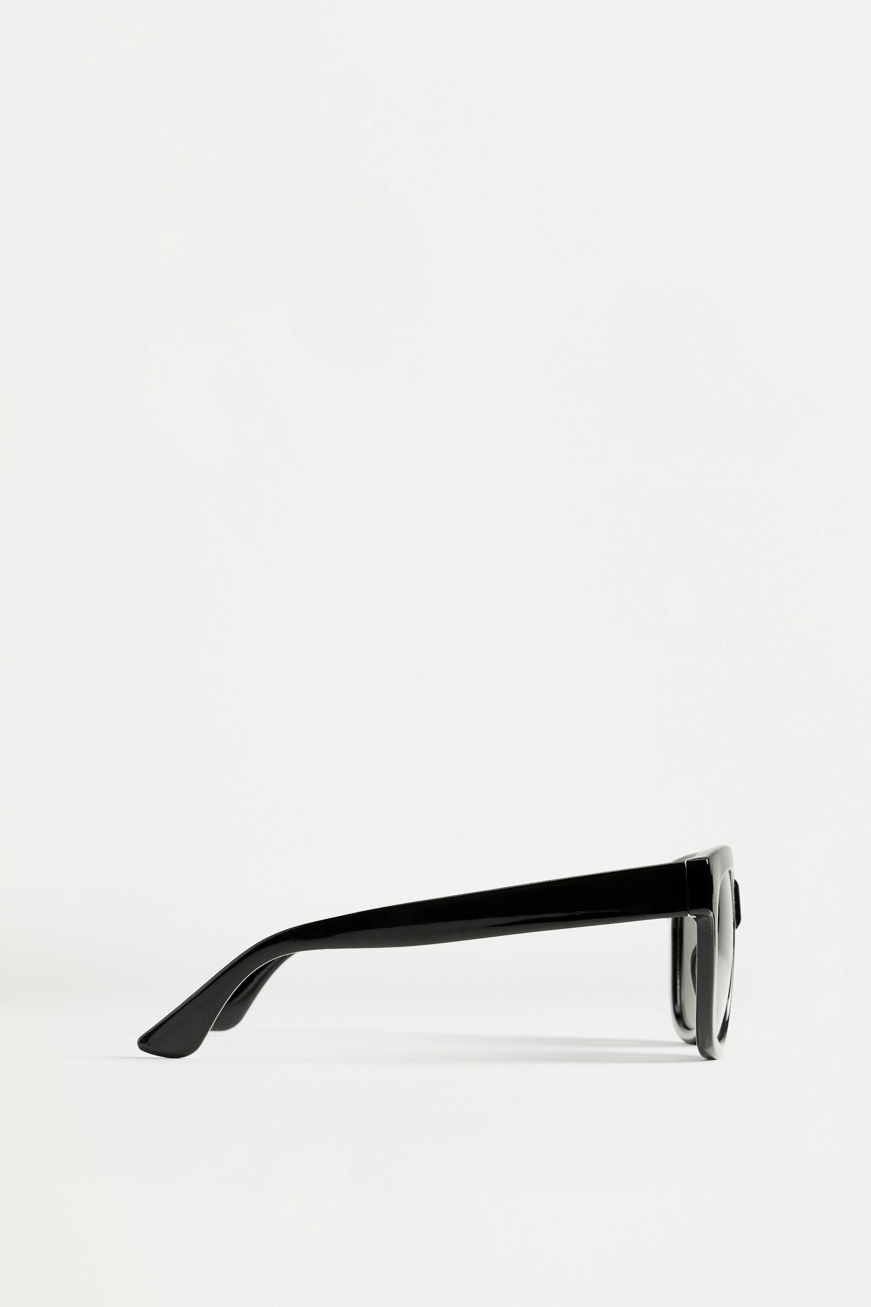 Oversized square sunglasses — BLACK
