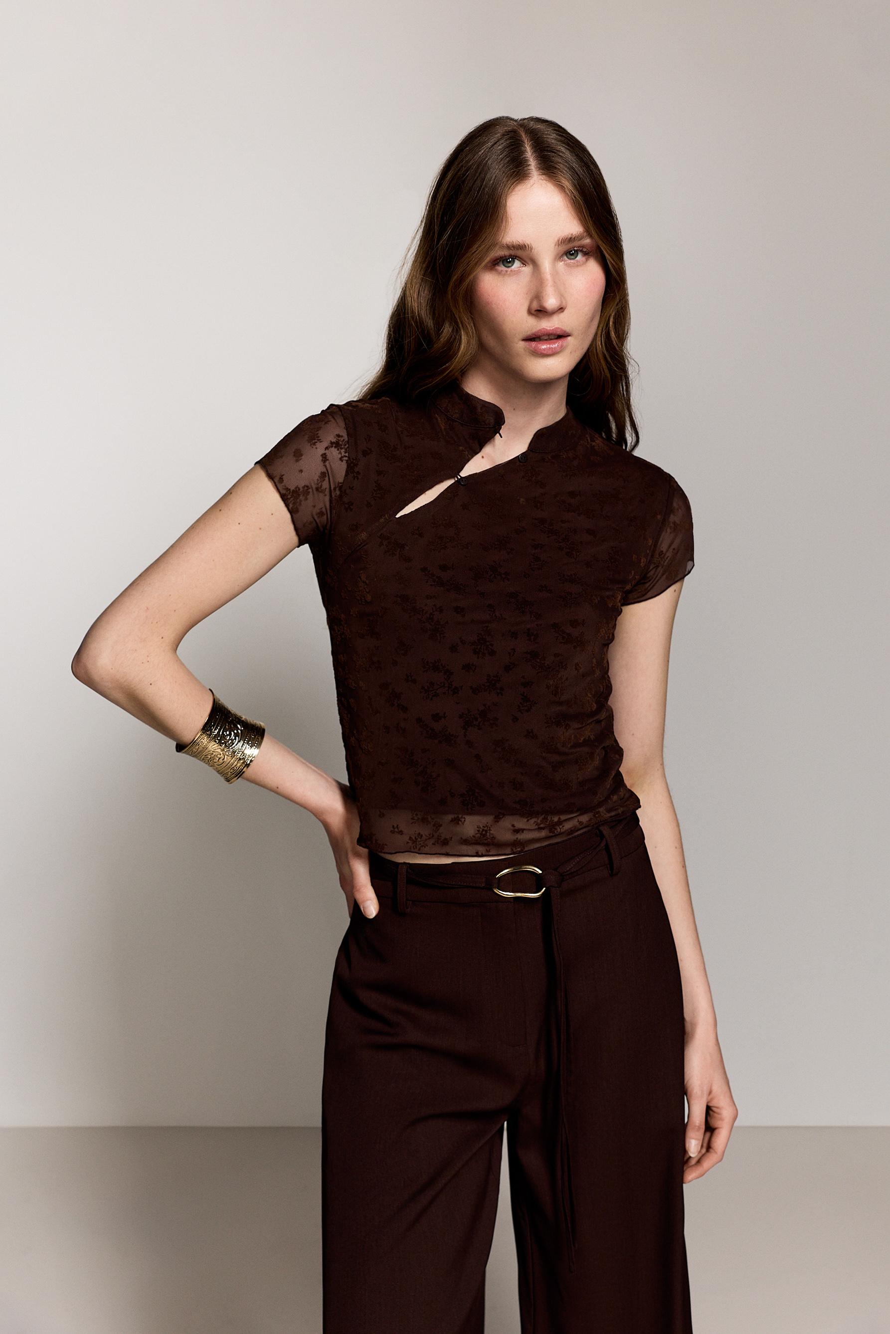 Camiseta cuello mao flores