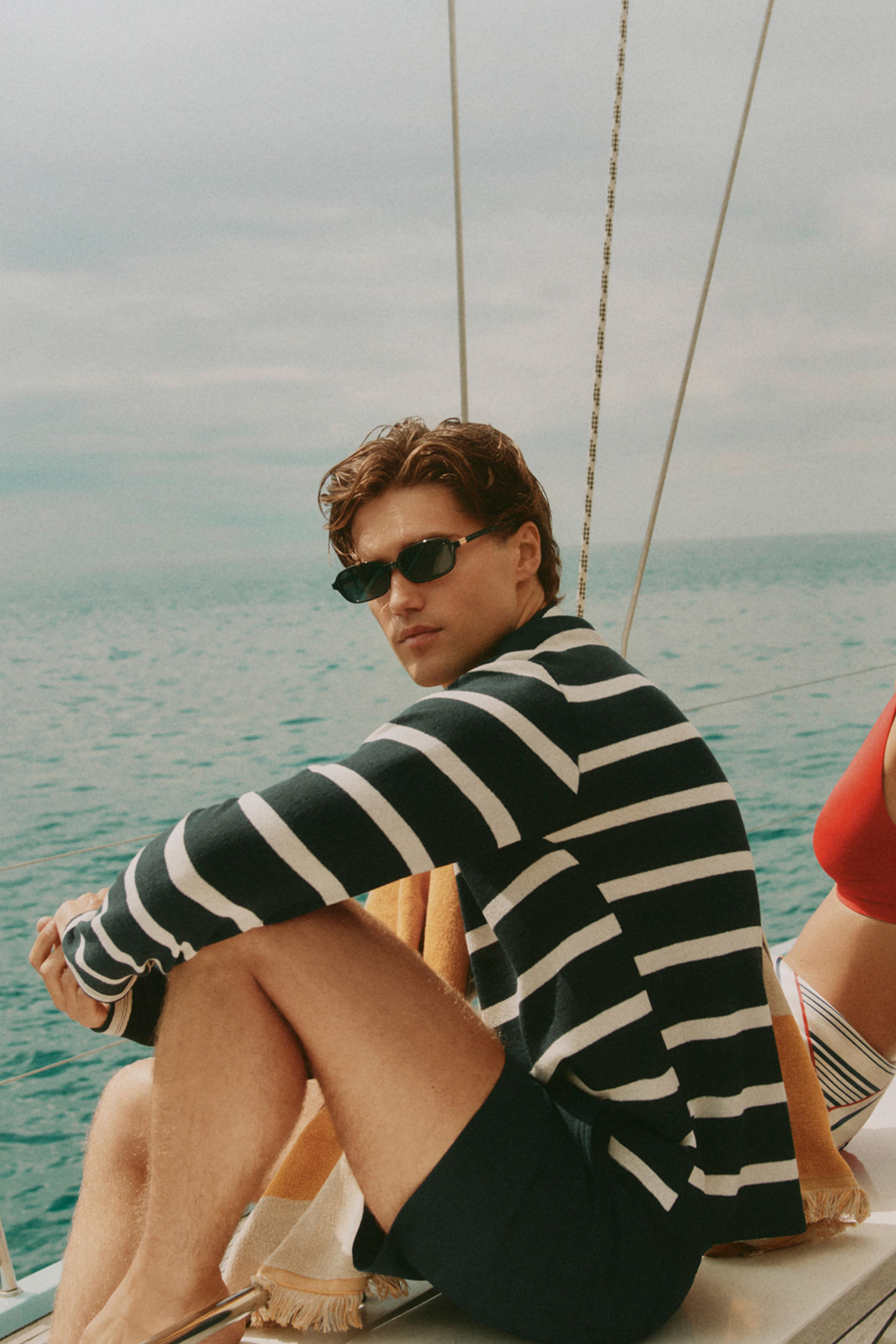 Short swim trunks with buckles — NAVY