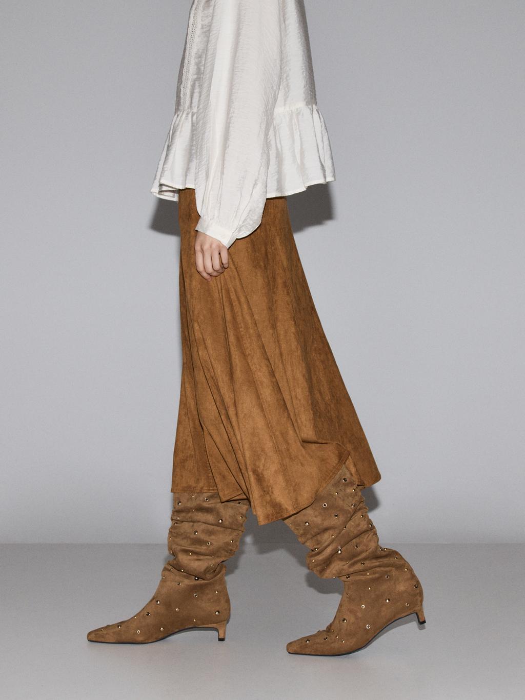 Bota de salto com tachas