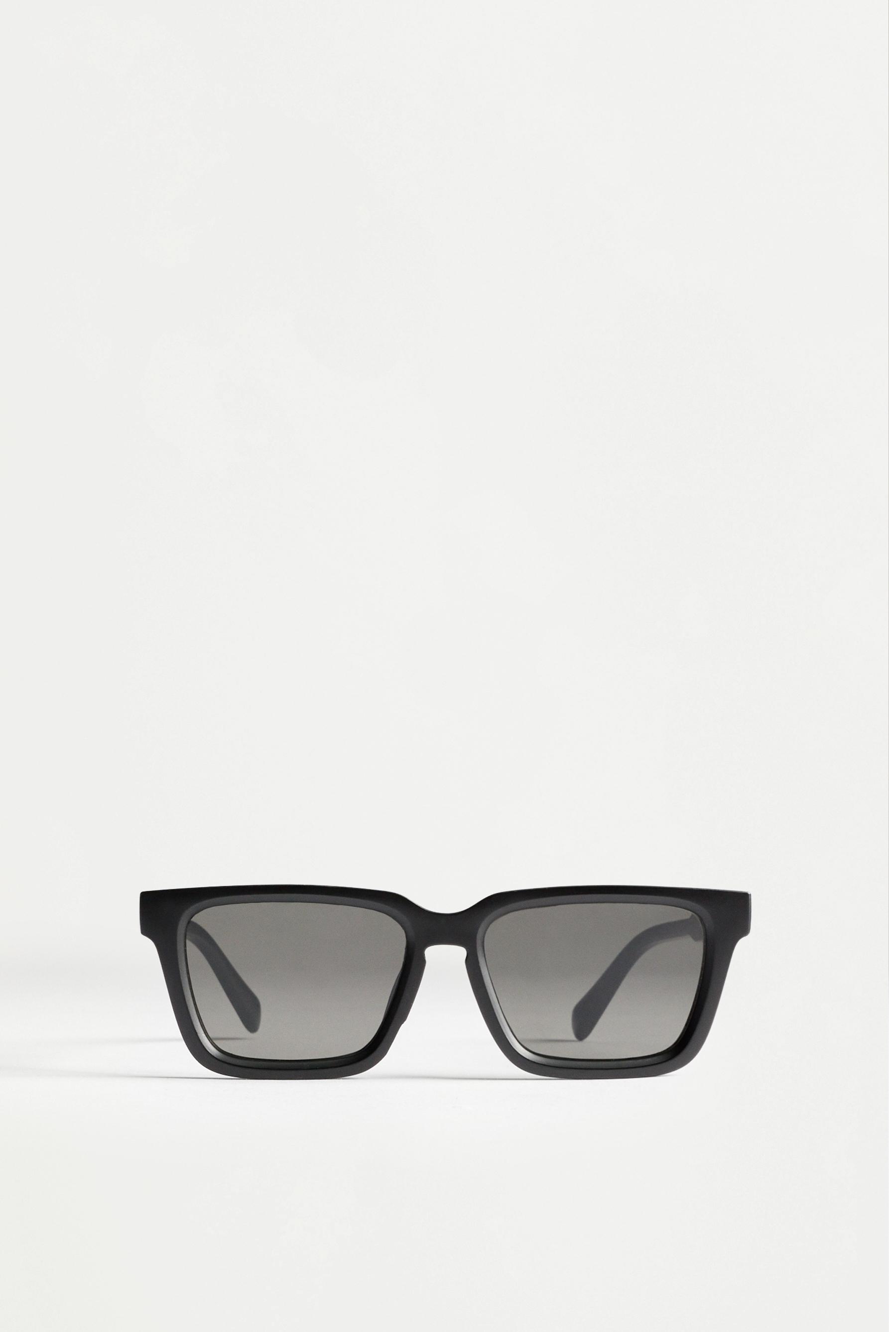 Square sunglasses — BLACK