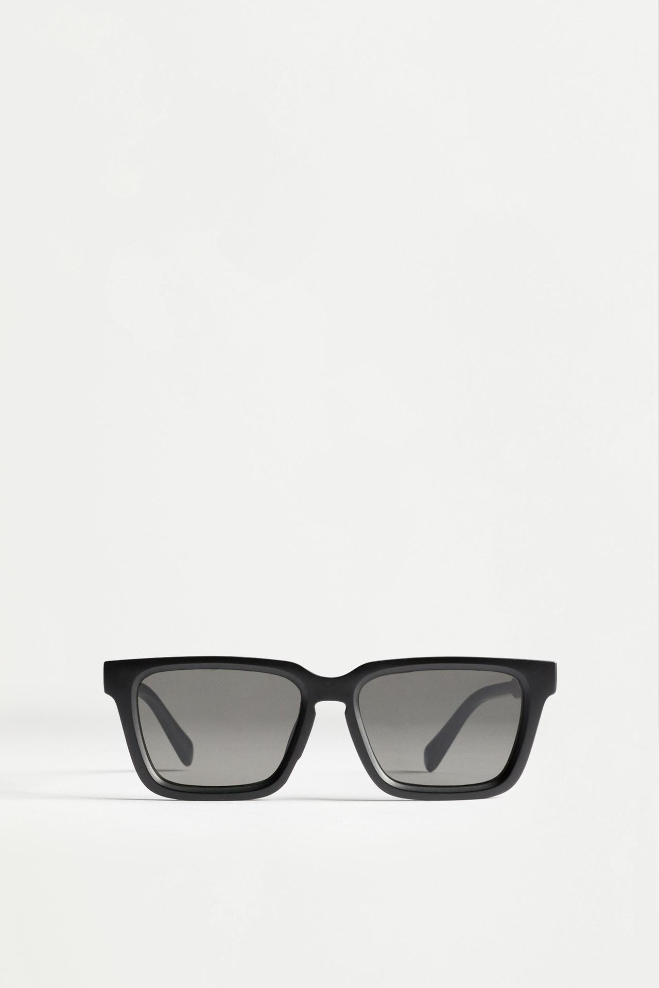 Square sunglasses — BLACK