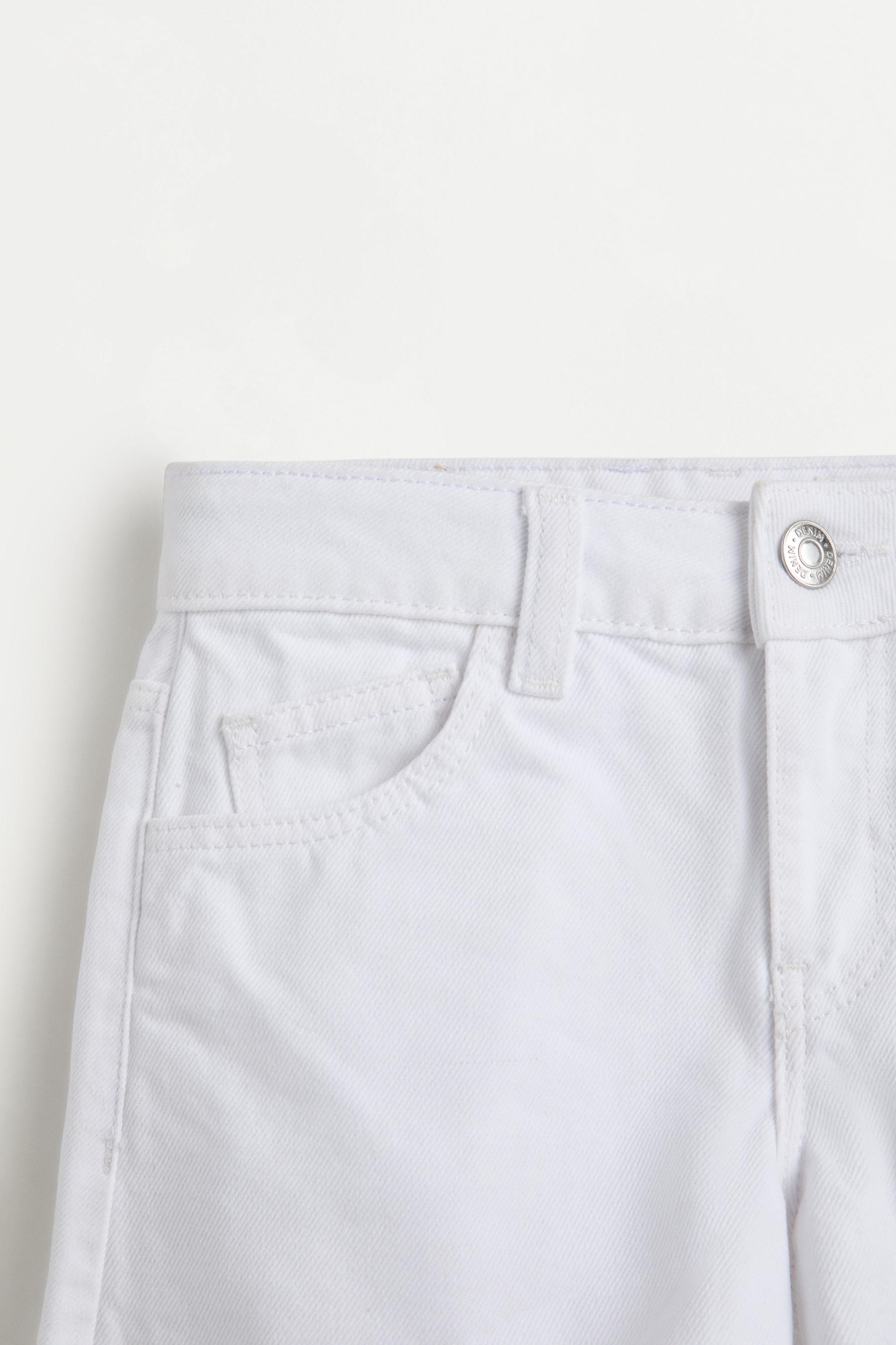 Frayed denim shorts — WHITE
