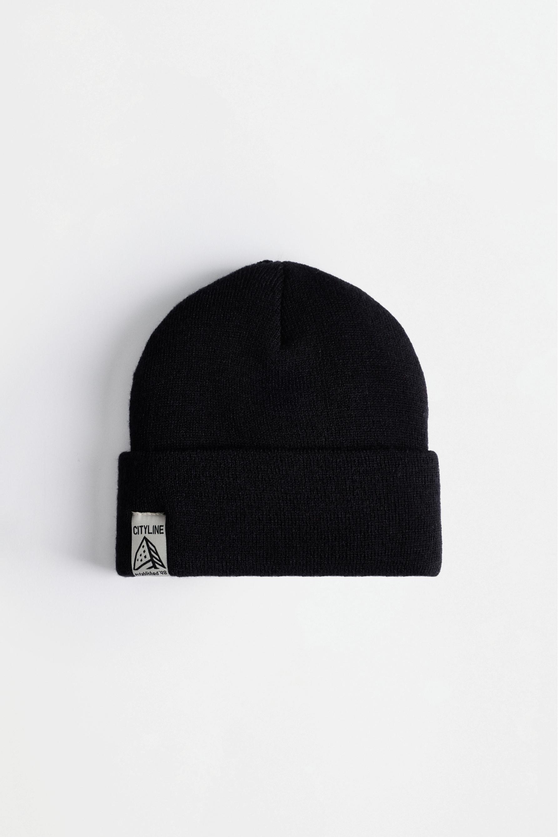 Knit beanie with label — BLACK