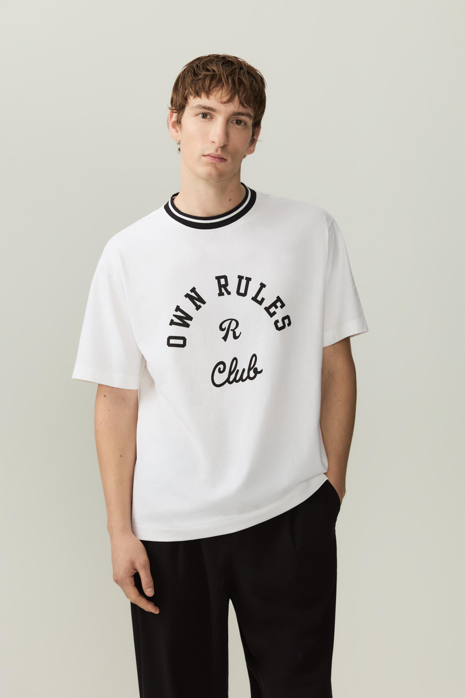 Camiseta estampado cuello contraste