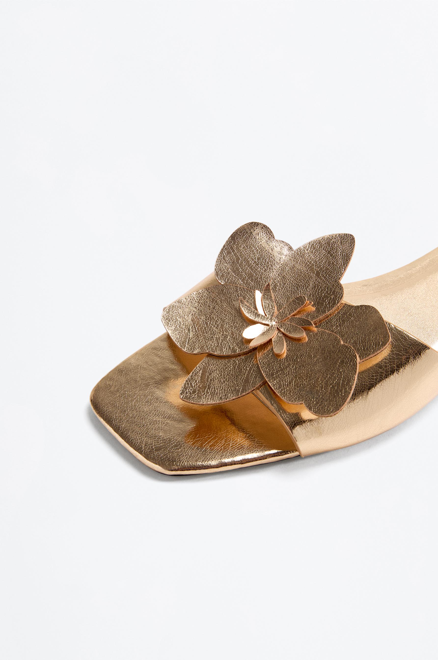 Flat slider sandals with flower detail — GOLD