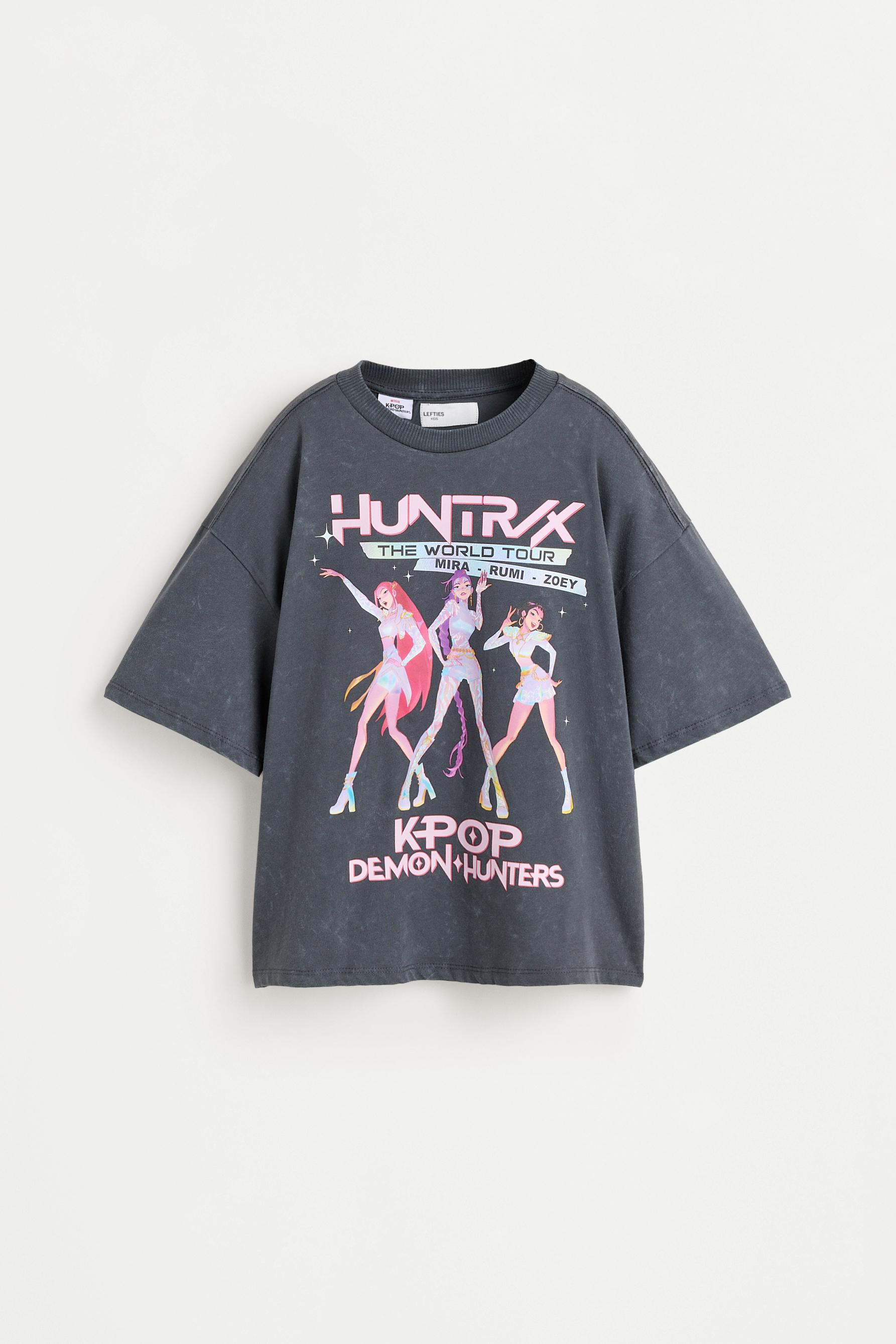Huntrix K-Pop Demon Hunters™/© Netflix back text T-shirt — ANTHRACITE GREY