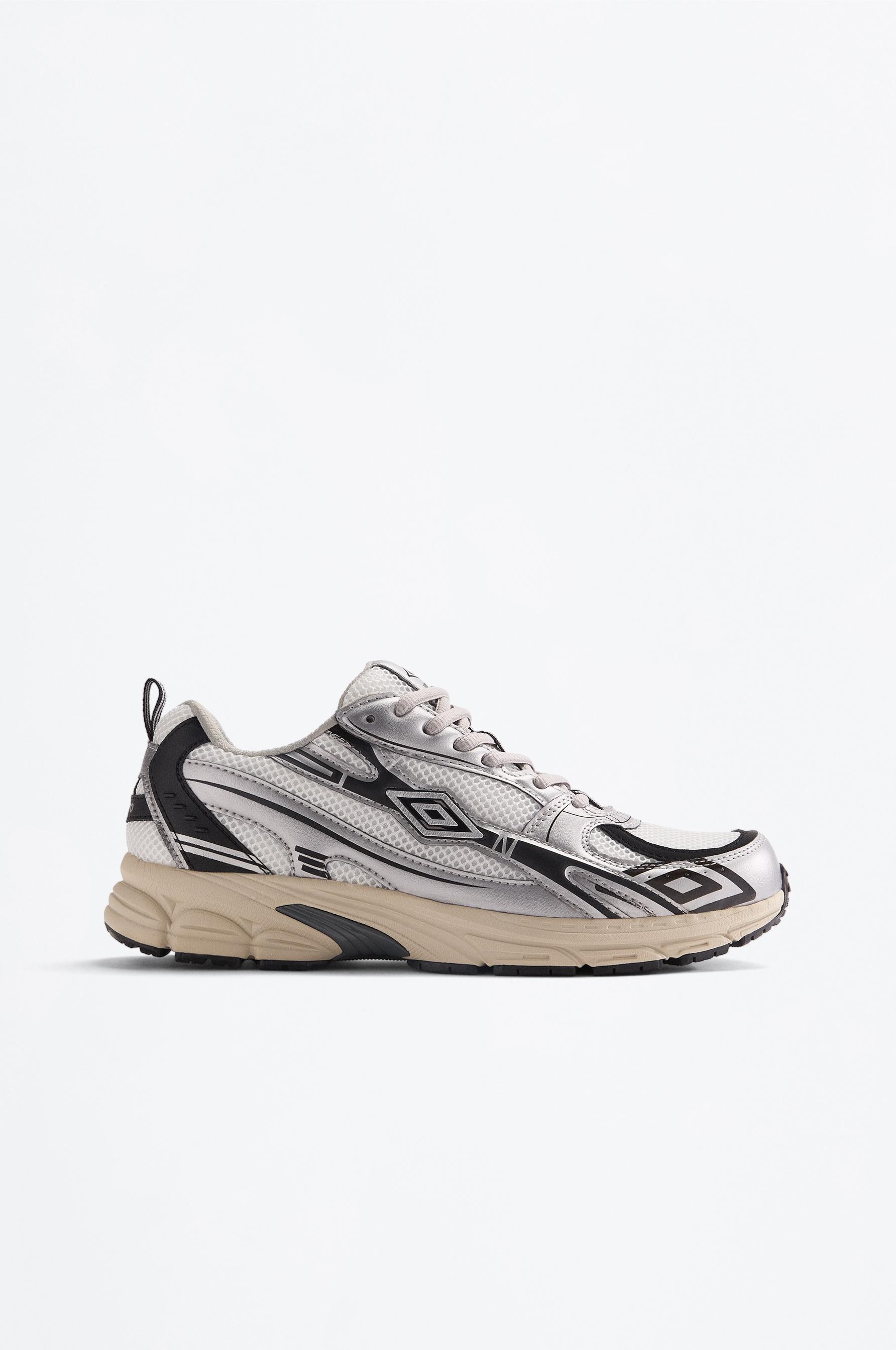 Umbro multi-piece gradient sports shoe — SILVER