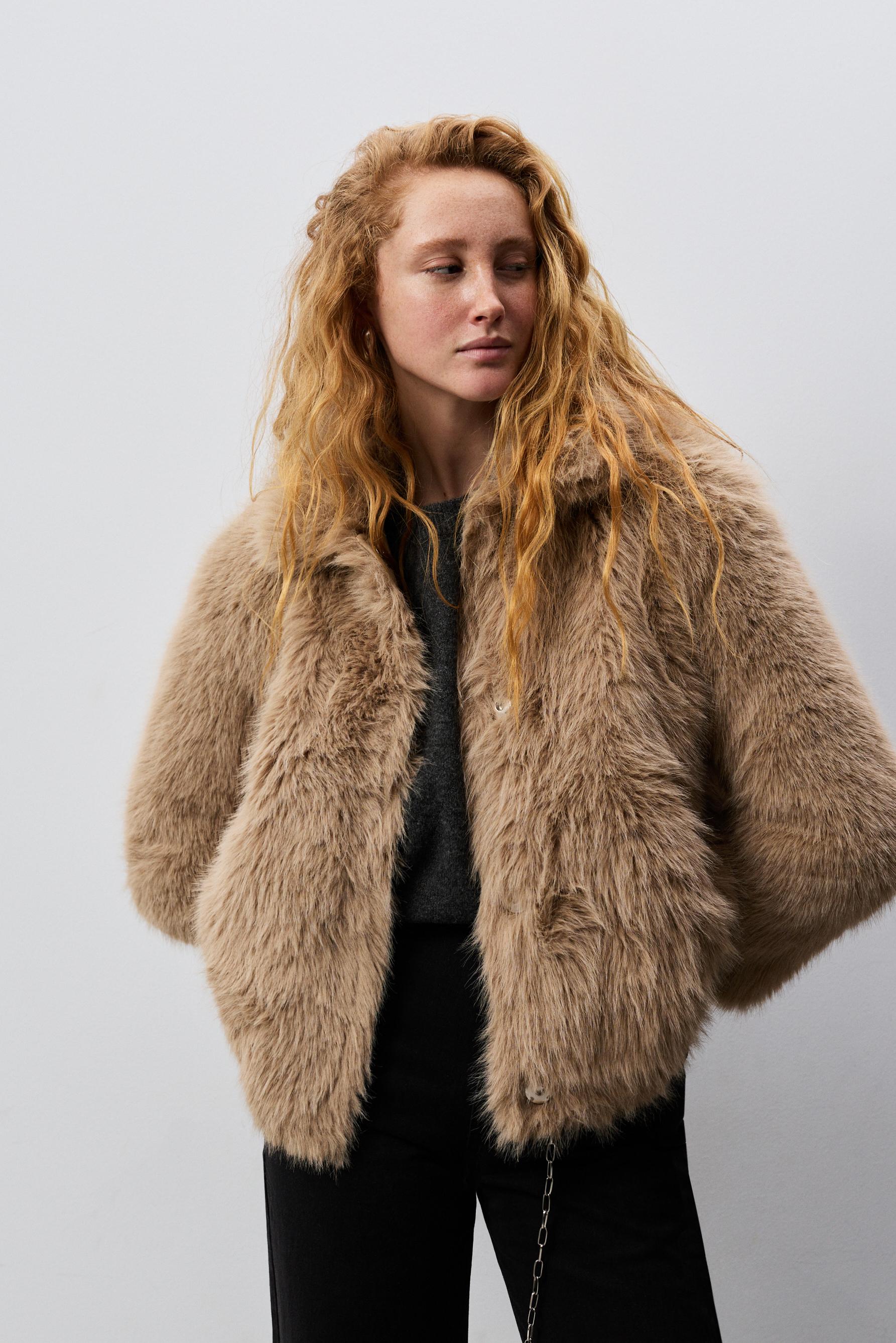 Abrigo corto efecto pelo